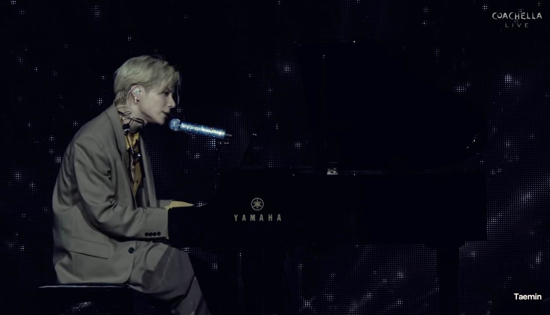 南韓男團SHINee成員泰民（태민）在科切拉音樂節（Coachella）在舞台上自彈自唱。（圖／翻攝自Coachella YouTube）