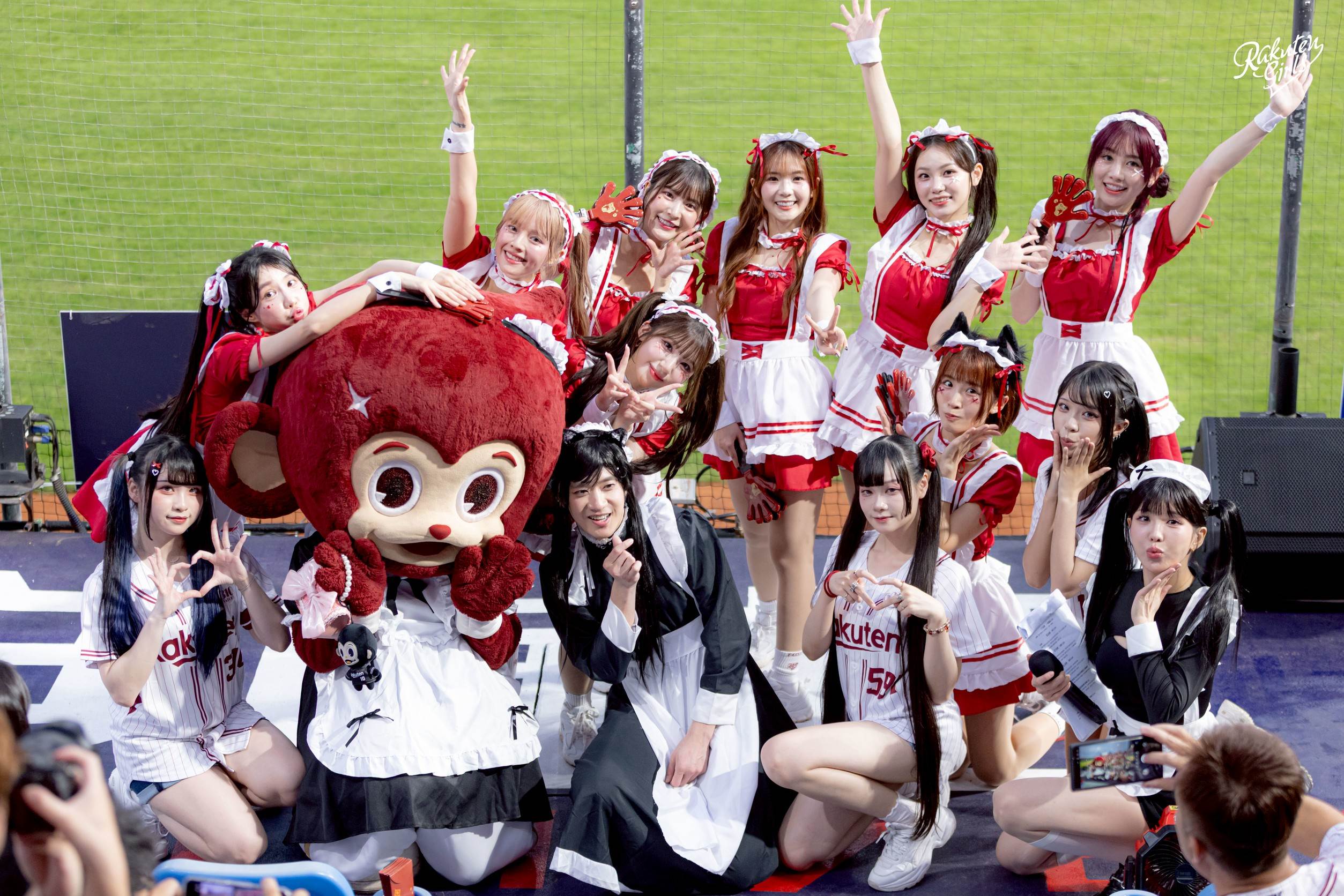 樂天女孩集體穿上女僕裝。（圖／樂天桃猿提供）