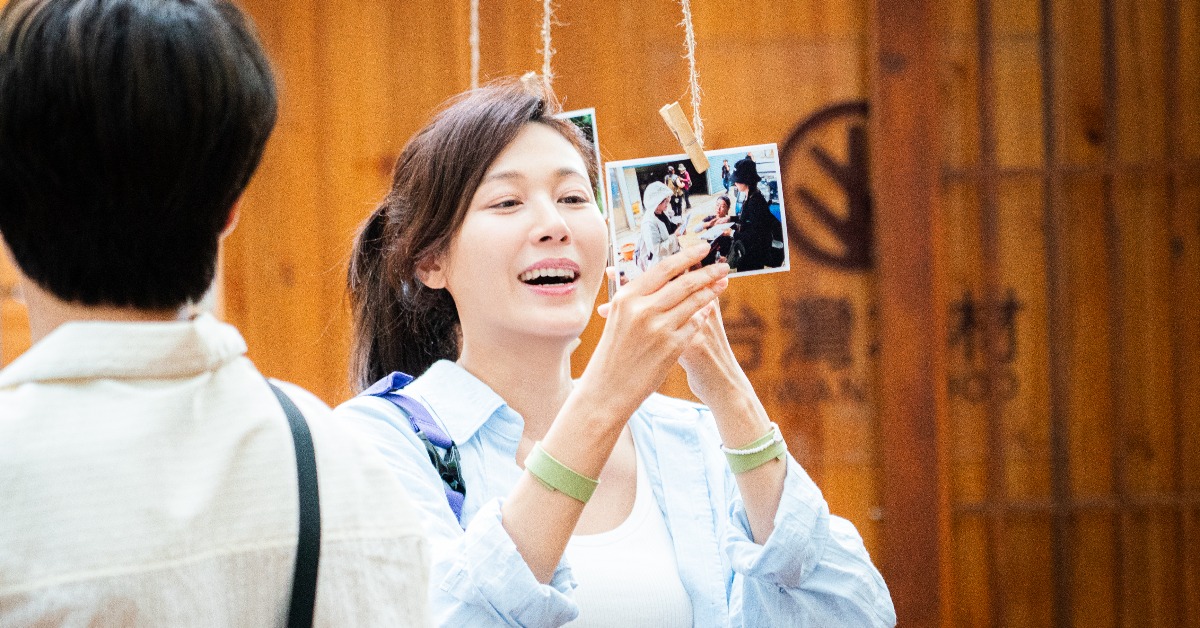 金荷娜看著10天來的紀錄照片忍不住紅了眼眶。（圖／客家電視提供）