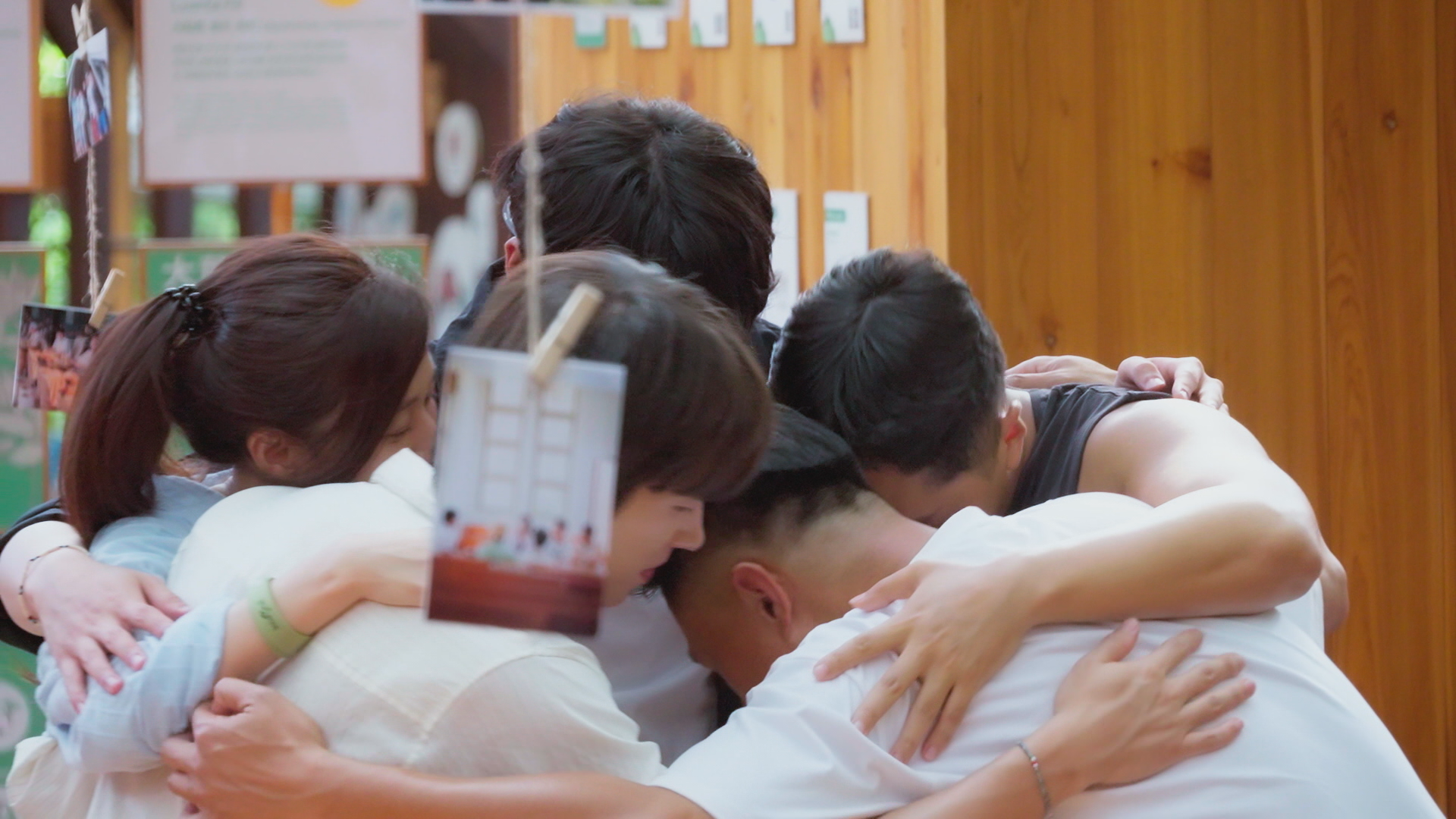 成員們在最終回緊緊擁抱在一起不捨離別。（圖／客家電視提供）