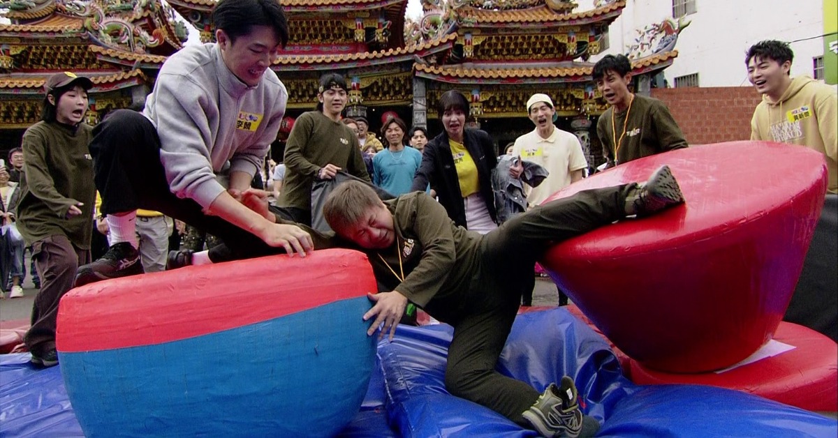 胡瓜錄外景重心不穩重摔在地。（圖／民視提供）