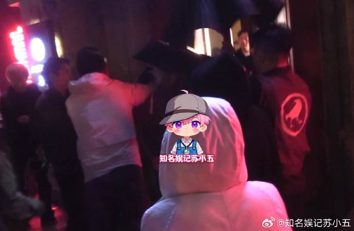 狗仔「知名娛記蘇小五」爆料因田曦薇去夜店玩，導致司機和粉絲肢體衝突。（圖／翻攝自微博）