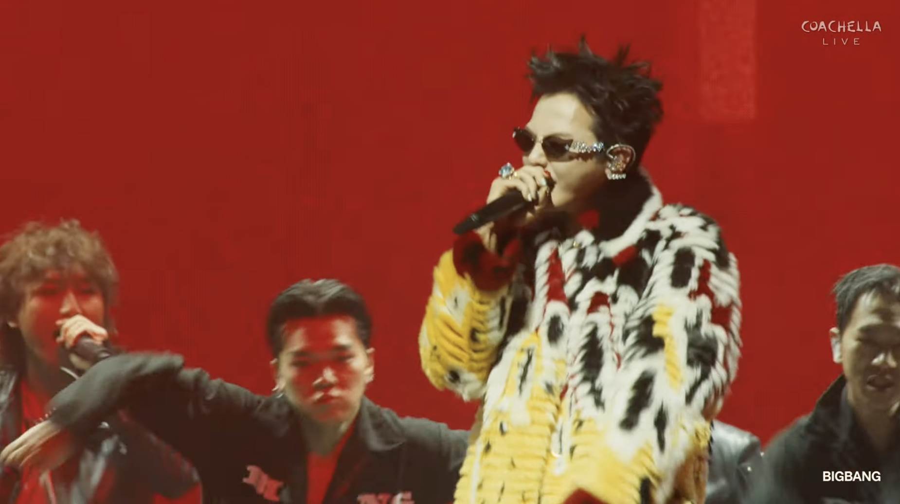 南韓天團BIGBANG GD高喊：「Coachella What’s up！」，並宣告團體正式回歸。（圖／翻攝自Coachella YouTube）