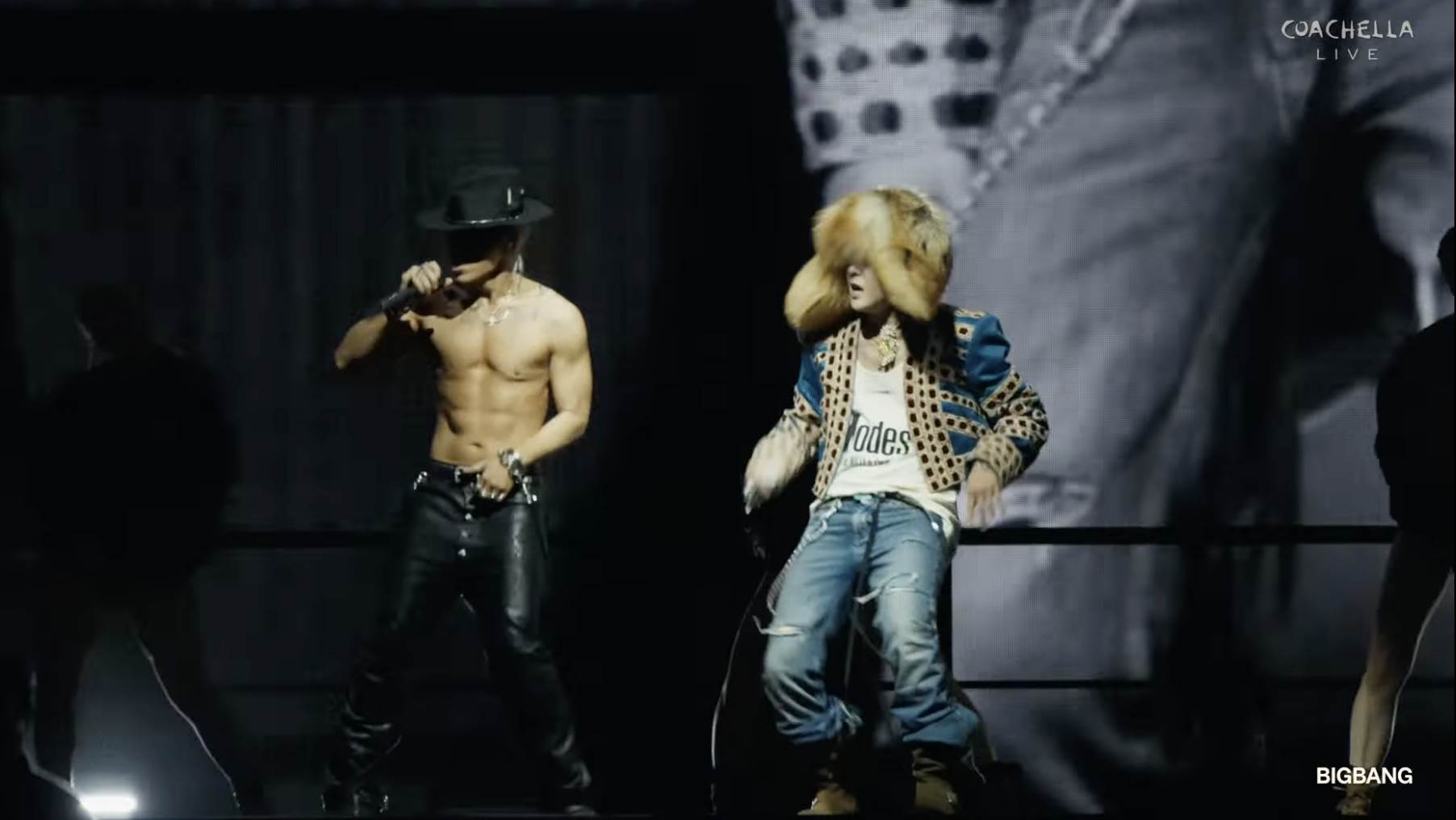 南韓天團BIGBANG太陽在舞台脫衣露腹肌，和GD一起帶來〈GOOD BOY〉。（圖／翻攝自Coachella YouTube）