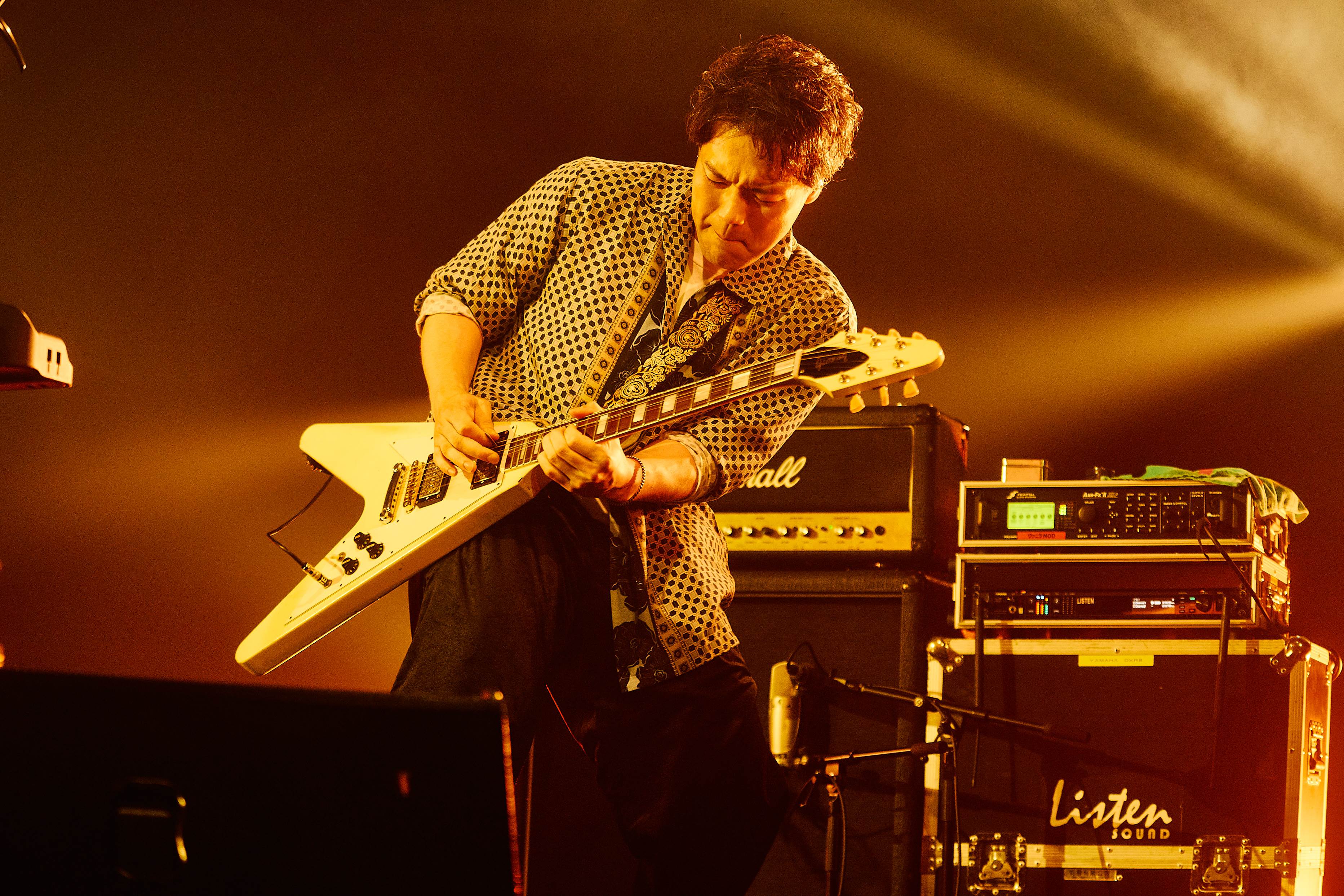 日本超人氣搖滾樂團「通心粉鉛筆」（マカロニえんぴつ）吉他手田邊由明。（圖／Daisuke Sakai提供）