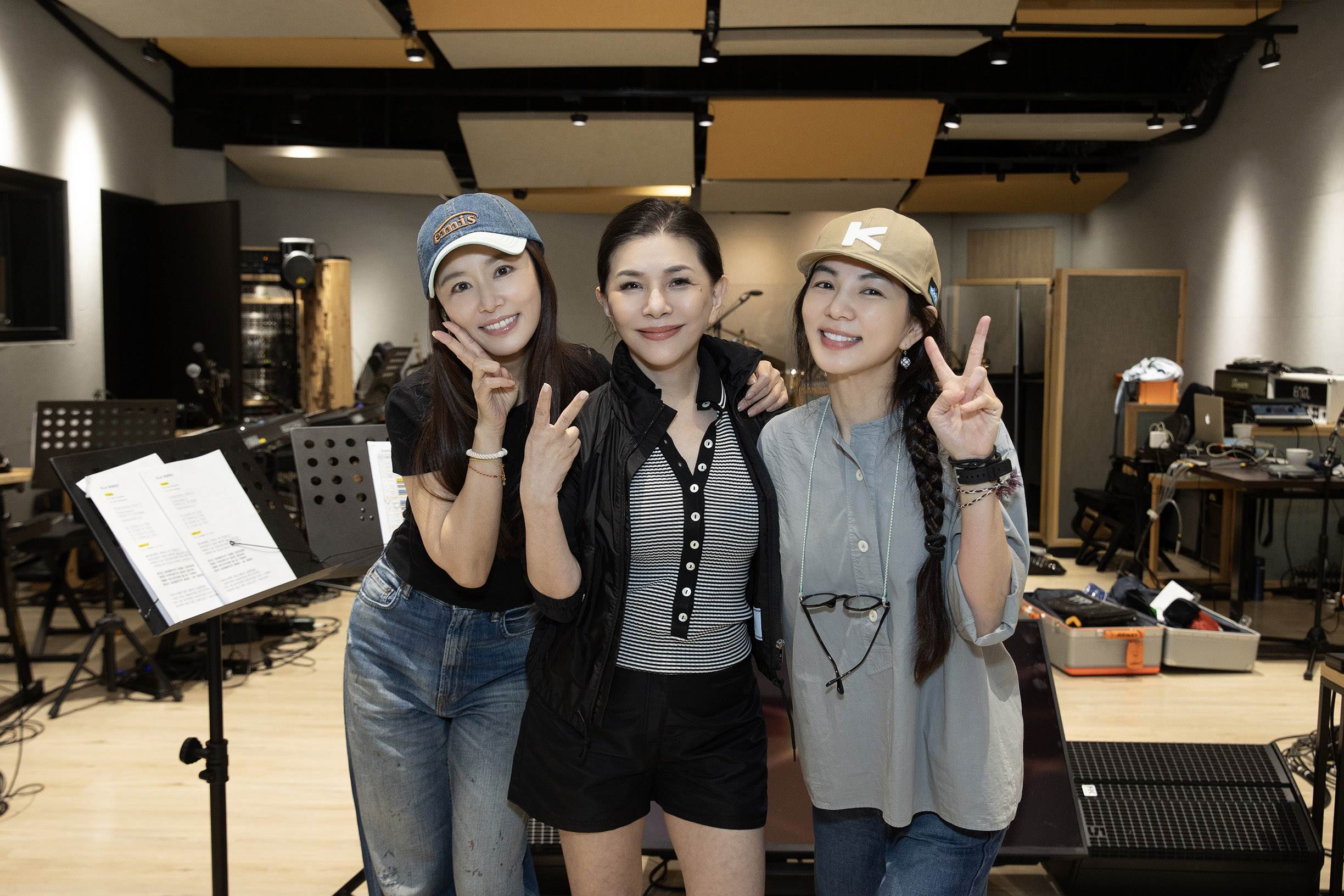 張清芳和林心如、Ella（陳嘉樺）彩排。（圖／上引娛樂提供）