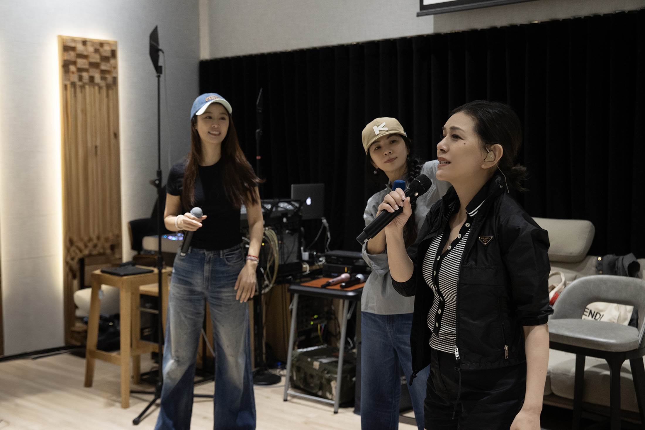 張清芳和林心如、Ella（陳嘉樺）三人互動自然又熱絡。（圖／上引娛樂提供）