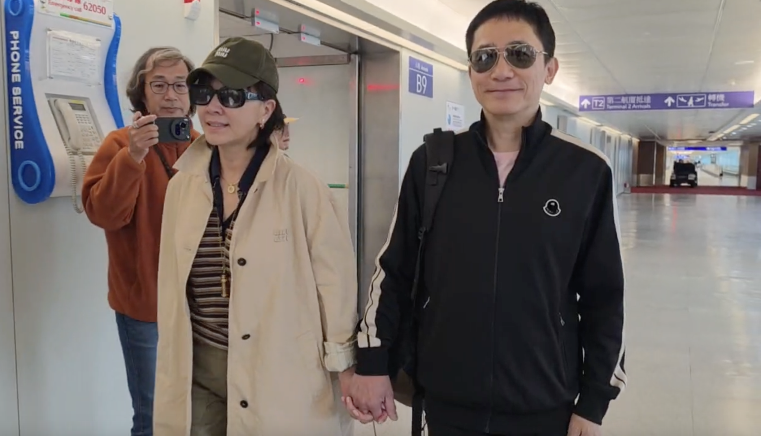 影帝梁朝偉和劉嘉玲兩人牽手現身桃機。（圖／東森新聞）