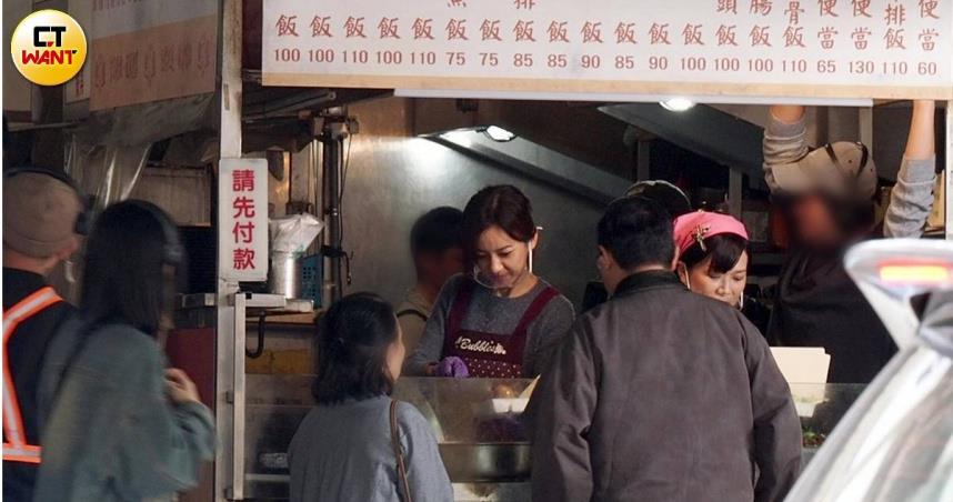陳意涵變「打菜正妹」自助餐店幫王柏傑裝餐盒