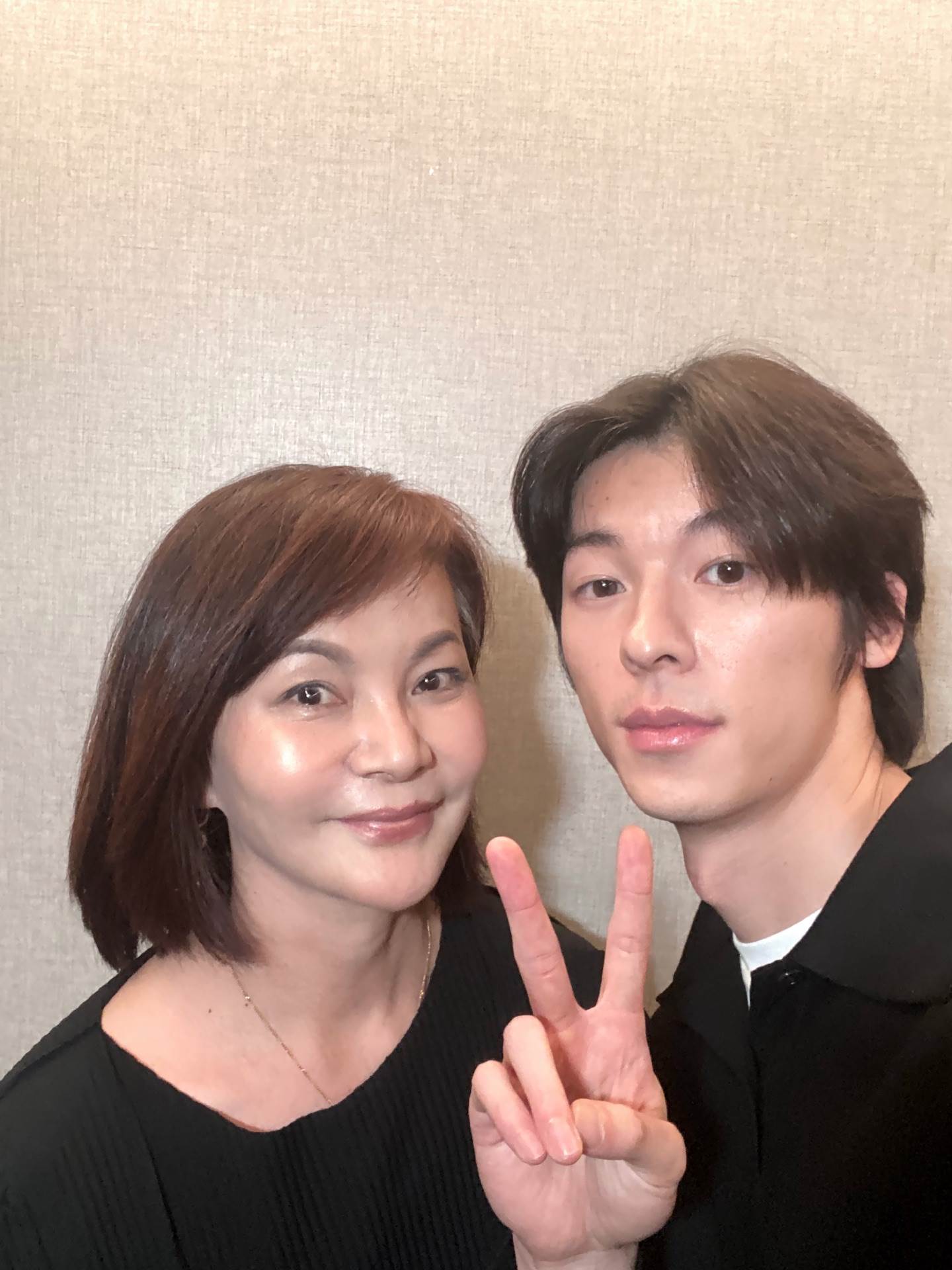 網友爆料許光漢見過家長，不過和周子瑜媽媽<a href='https://star.ebc.net.tw/search/tags/黃燕玲/' target='_blank'>黃燕玲</a>的自拍單純只是媽媽追星。（圖／翻攝自黃燕玲IG）