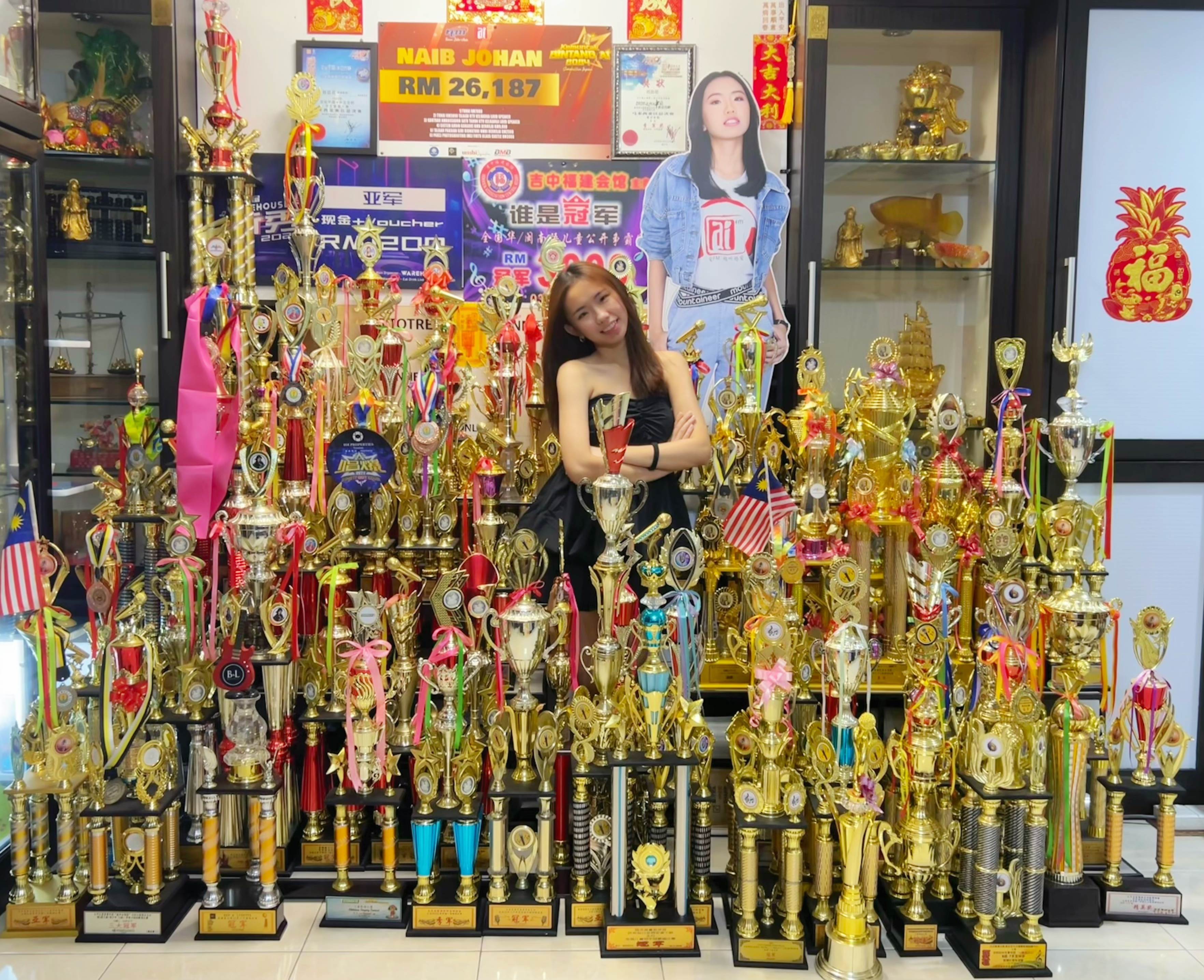 大馬「百冠新聲」劉恩君19歲坐擁百座獎盃堪稱「冠軍收割機」。（圖／金牌娛樂/ 無限延伸音樂提供）