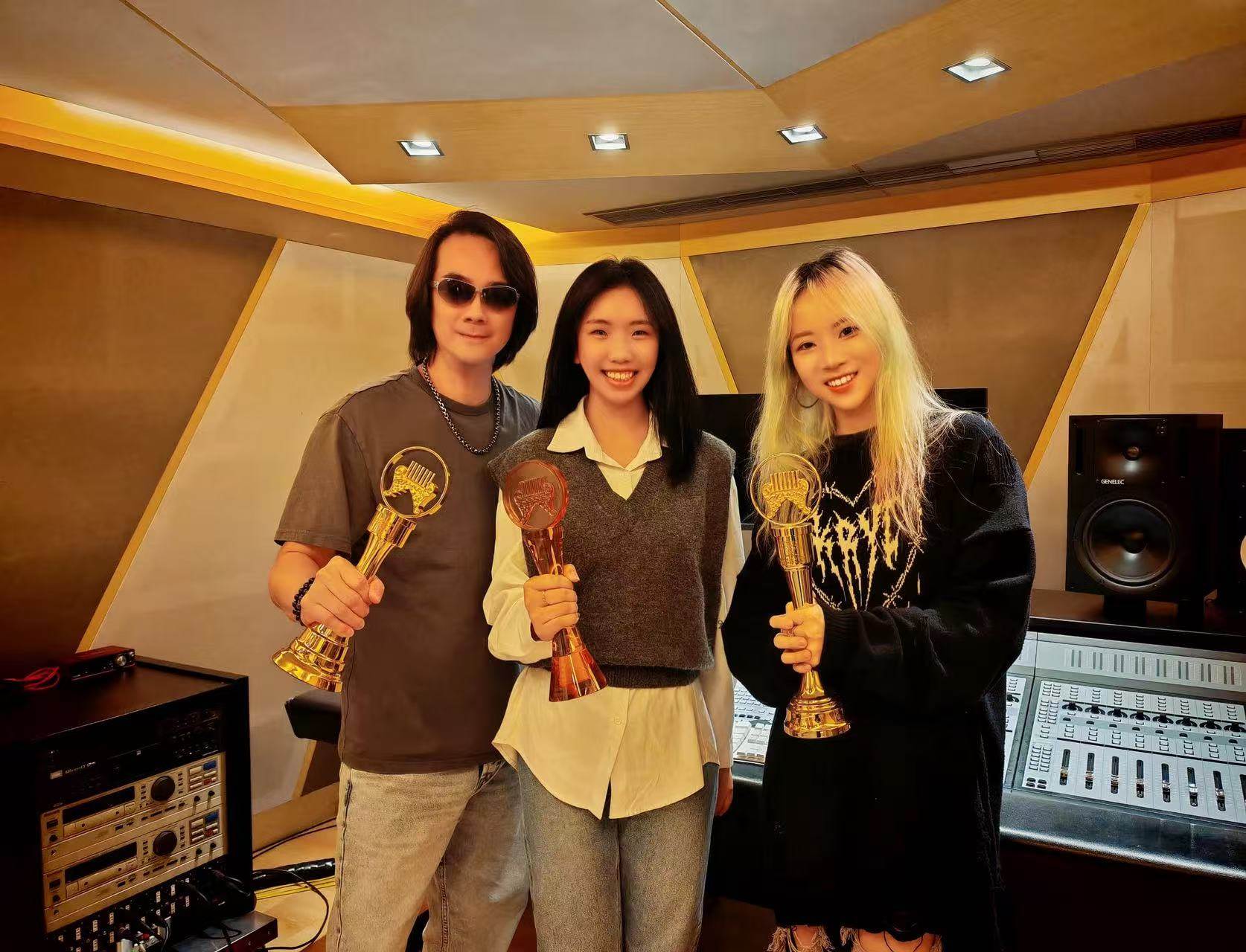 劉恩君（中）攜手<a href='https://star.ebc.net.tw/search/tags/陳建寧/' target='_blank'>陳建寧</a>愛徒「武渡羽」小羽（右）對唱〈和光同塵〉。（圖／金牌娛樂/ 無限延伸音樂提供）