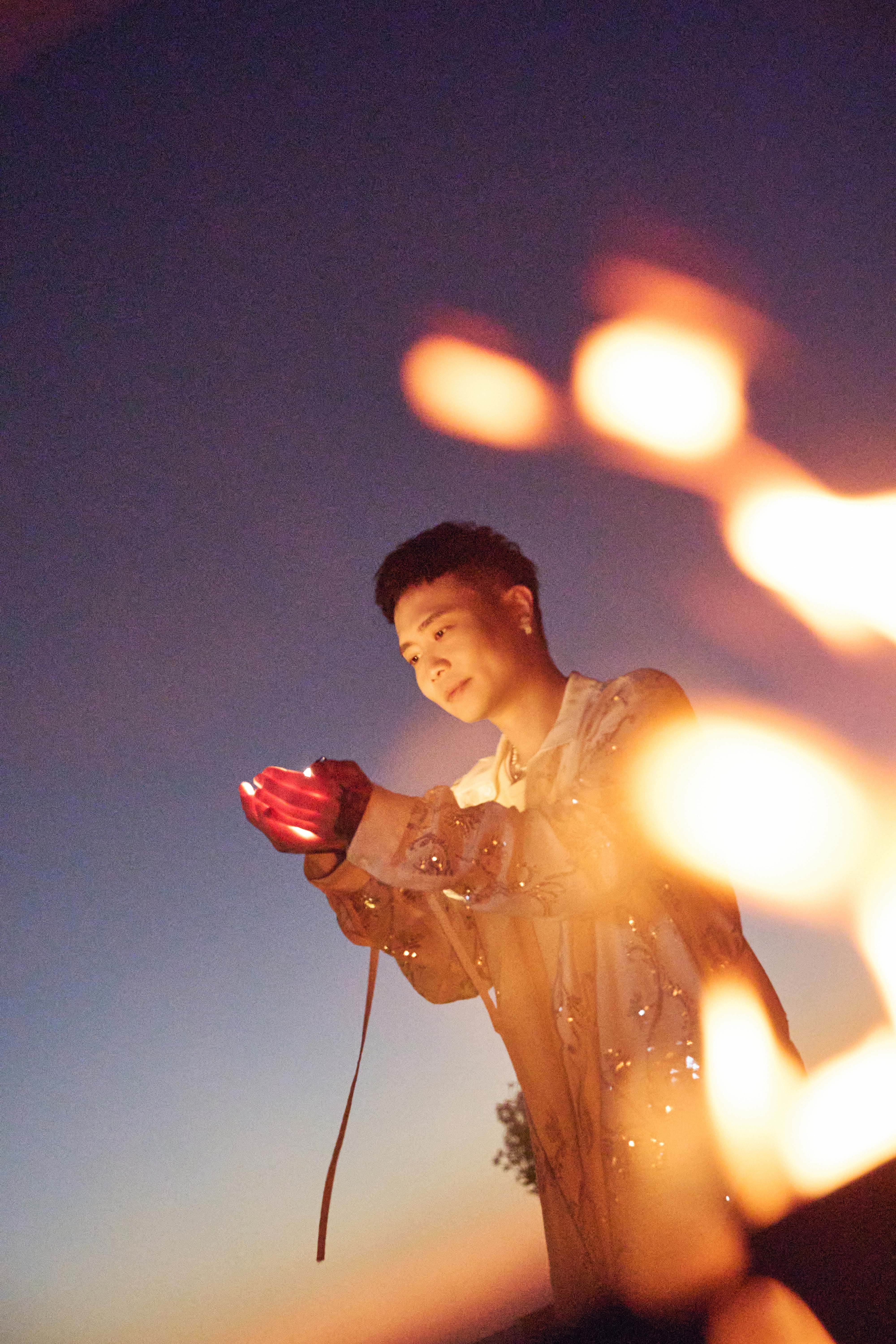 蕭秉治〈頻率〉期盼遇水則發。（圖／相信音樂提供）