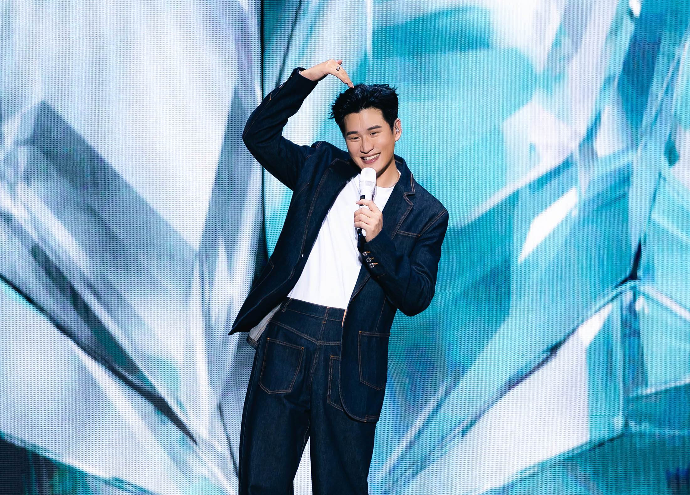 歌手周興哲穿上正反面設計一模一樣的褲子。（圖／星空飛騰提供）