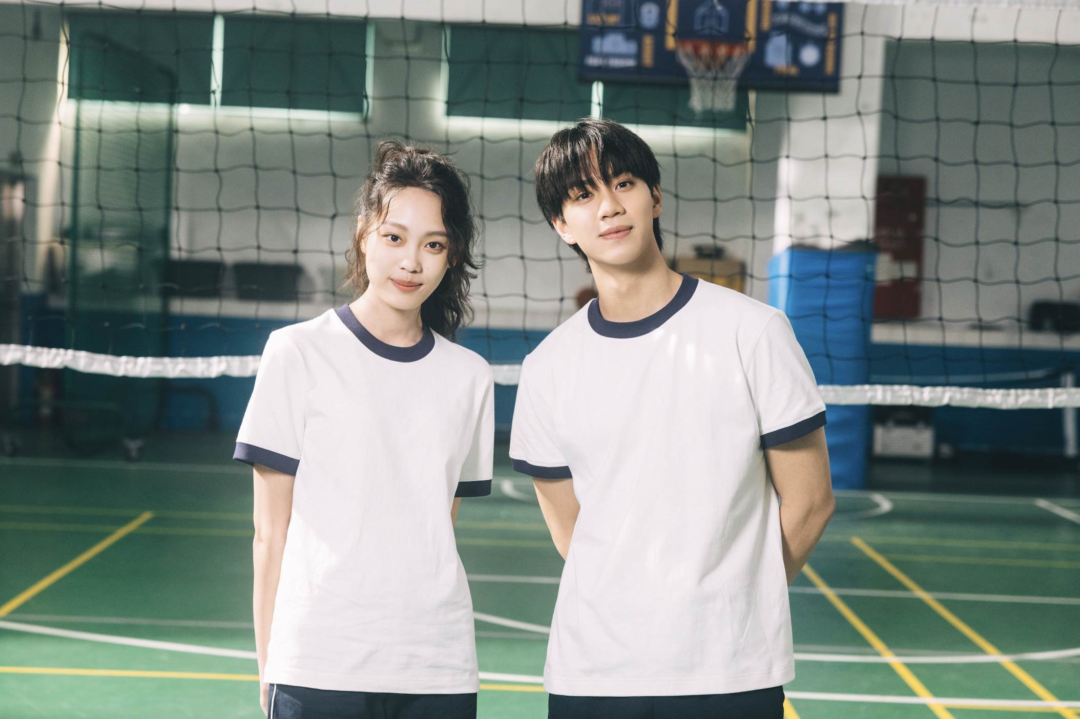 清新女聲鄭馥儀2026年推出《校園三部曲》，邀請AcQUA源少年成員李秉諭當學長。（圖／華研國際提供）