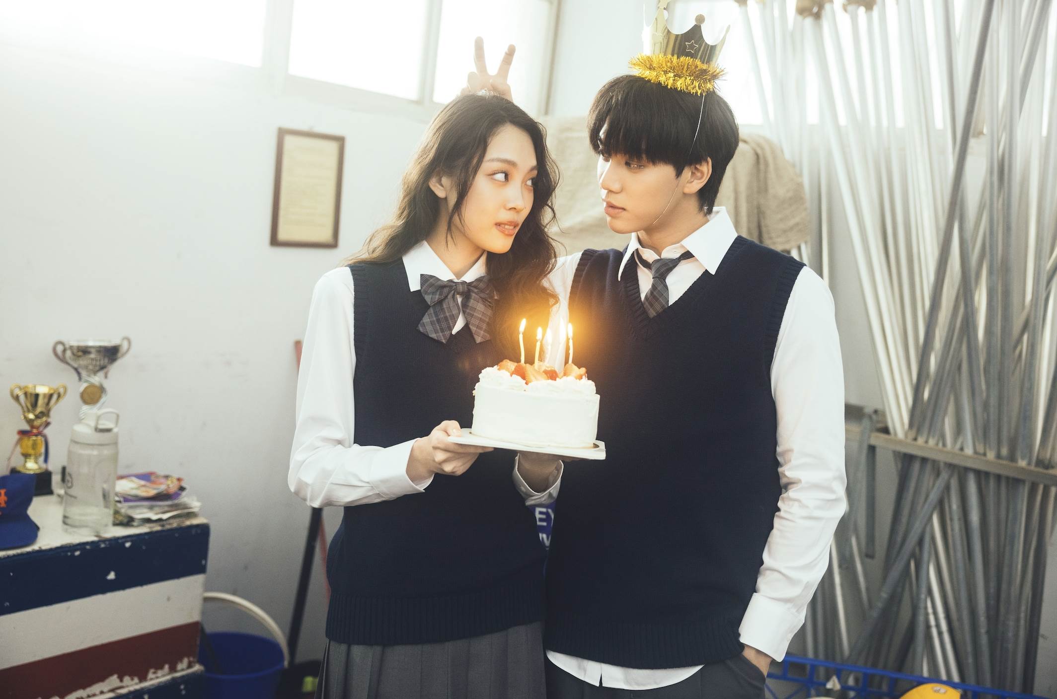 鄭馥儀和AcQUA源少年成員李秉諭為了拍攝MV再度穿上學生制服。（圖／華研國際提供）