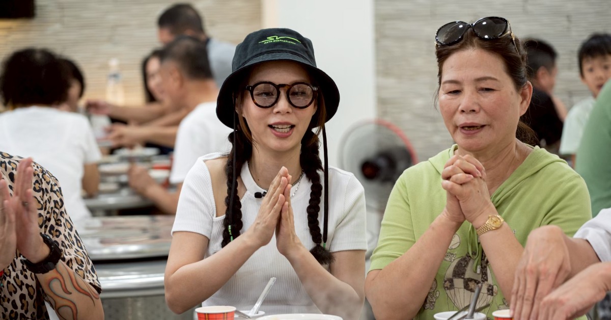 孫淑媚(左)和媽媽一起帶主持群遊高雄岡山。(圖／公視台語台提供)