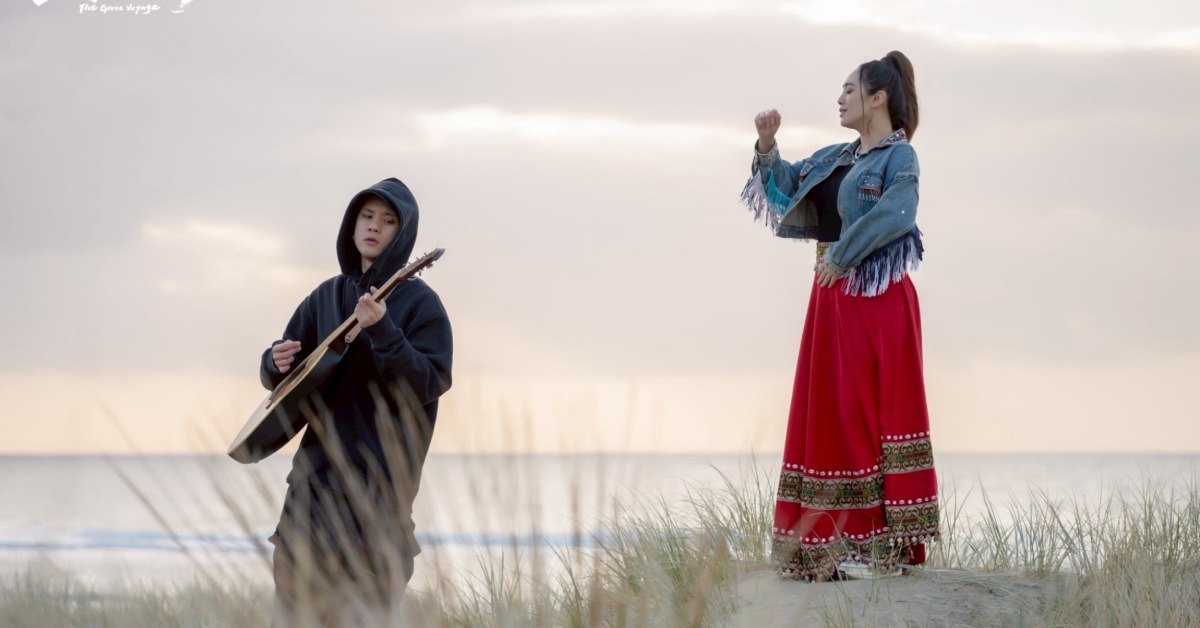 阿蘭AC（左）跟舞思愛（右）一起獻唱阿美族傳統歌曲。（圖／阿洛無限提供）