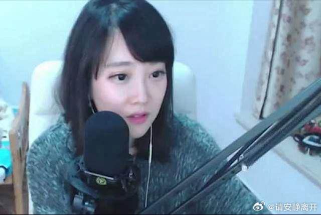 網紅馮提莫剛出道未整形時，雙眼皮並不明顯。（圖／翻攝自微博）