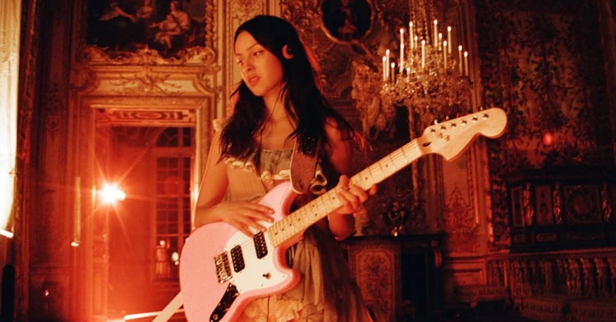 奧莉維亞（Olivia Rodrigo）在〈drop dead〉MV中彈著粉色電吉他。（圖／翻攝自Olivia Rodrigo  IG）