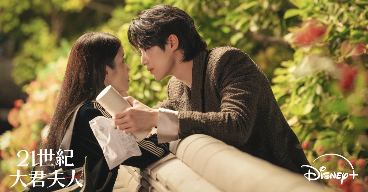 韓劇《21世紀大君夫人》IU自曝和邊佑錫狂親，甚至留下了彼此的「鼻汗印」。（圖／Disney+提供）