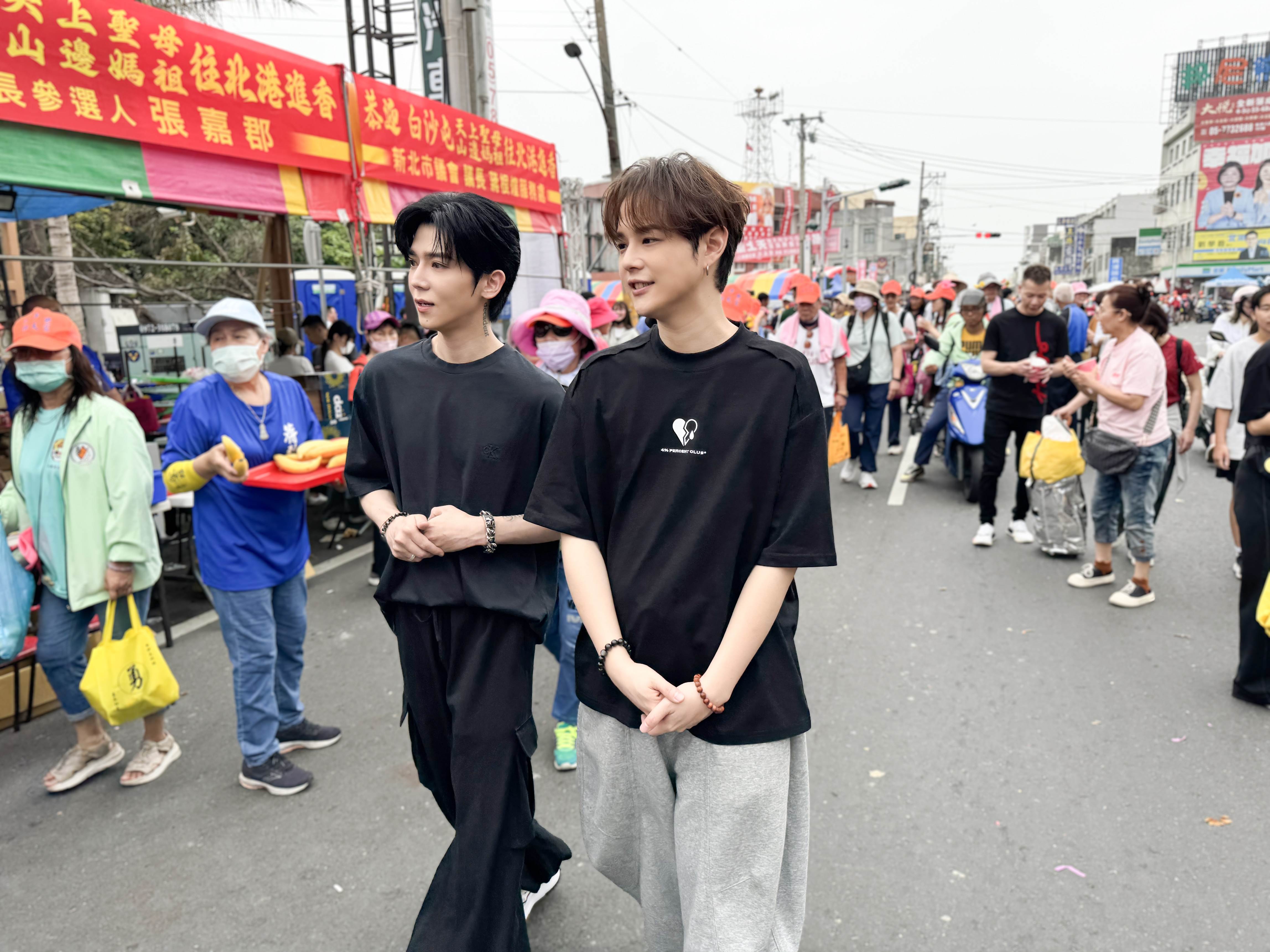 藝人Bii畢書盡與郭家瑋第一次參與媽祖進香活動，現場見證媽祖三進三退的震撼場面。（圖／索尼音樂提供）