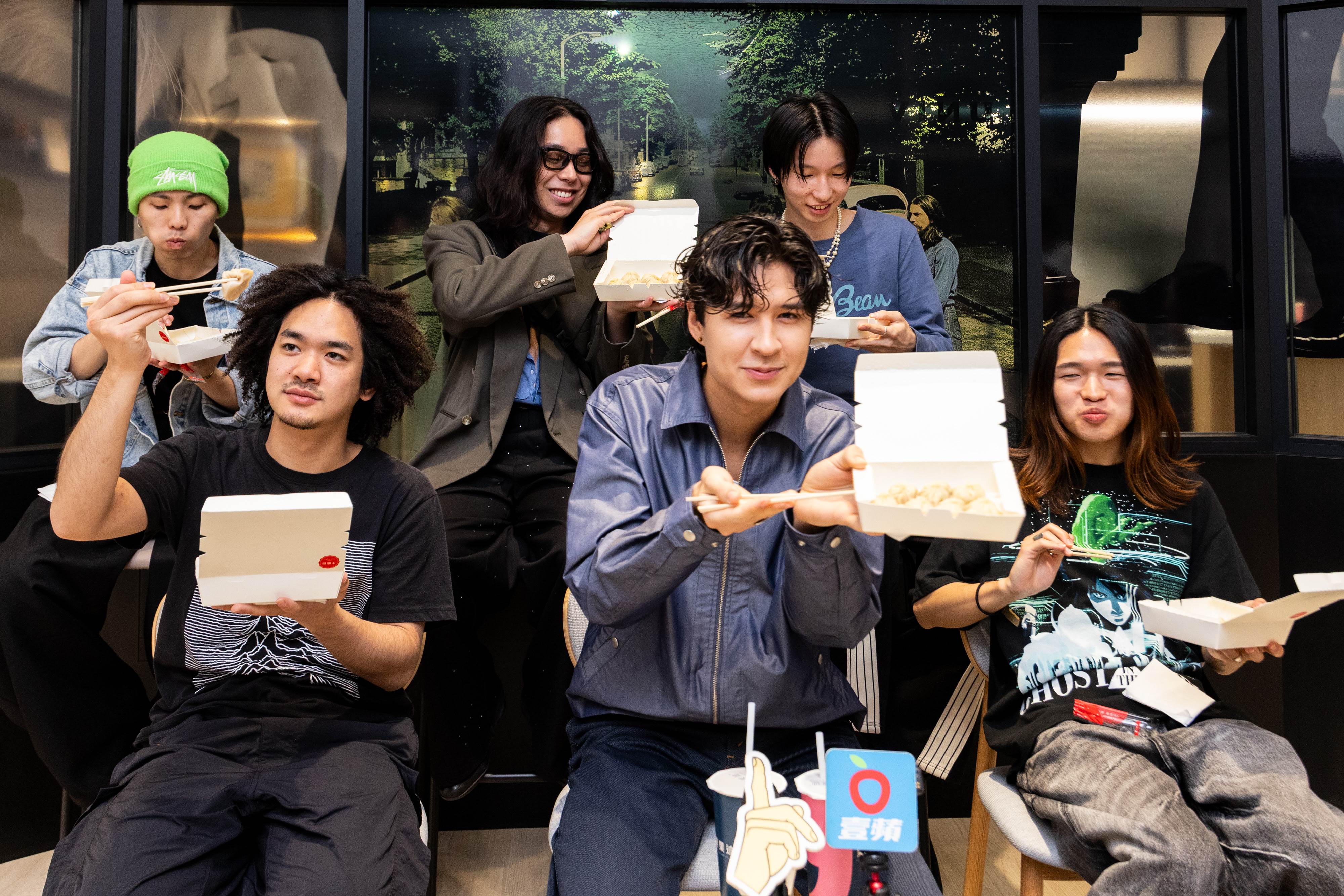 日本新銳樂團Billyrrom採訪吃小籠包，後排左起：吉他手 Rin、DJ Yuta Hara、貝斯手 Taisei watabiki；前排左起：鼓手 <a href='https://star.ebc.net.tw/search/tags/Shunsuke/' target='_blank'>Shunsuke</a>、主唱 <a href='https://star.ebc.net.tw/search/tags/Moi/' target='_blank'>Moi</a>、鍵盤與合成器手<a href='https://star.ebc.net.tw/search/tags/Leno/' target='_blank'>Leno</a>。（圖／Billyrrom提供）