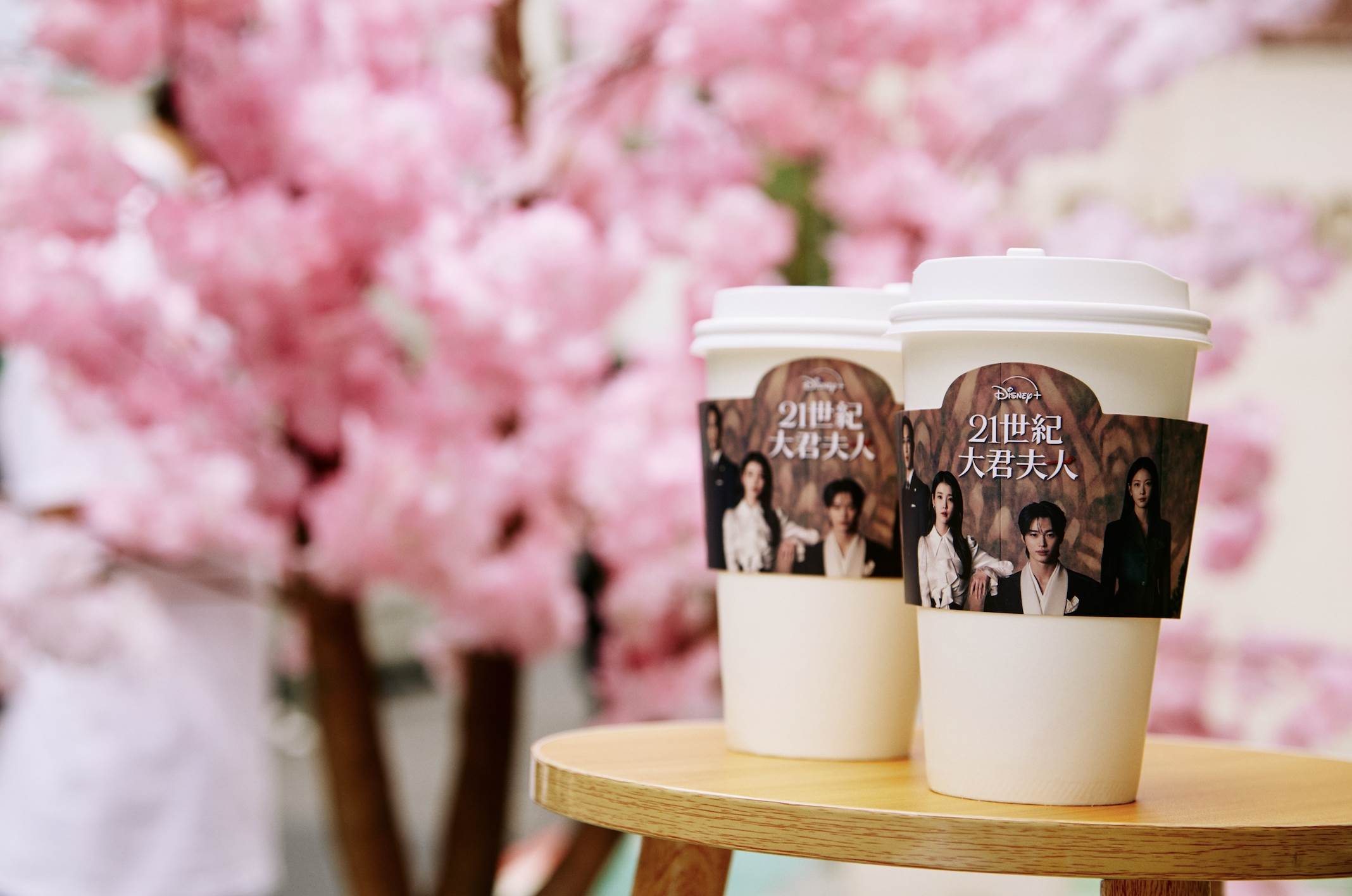 韓劇《21世紀大君夫人》沉浸式快閃店任一社群拍照打卡，完成任務可兌換限定版主題咖啡乙杯。（圖／Disney+提供）