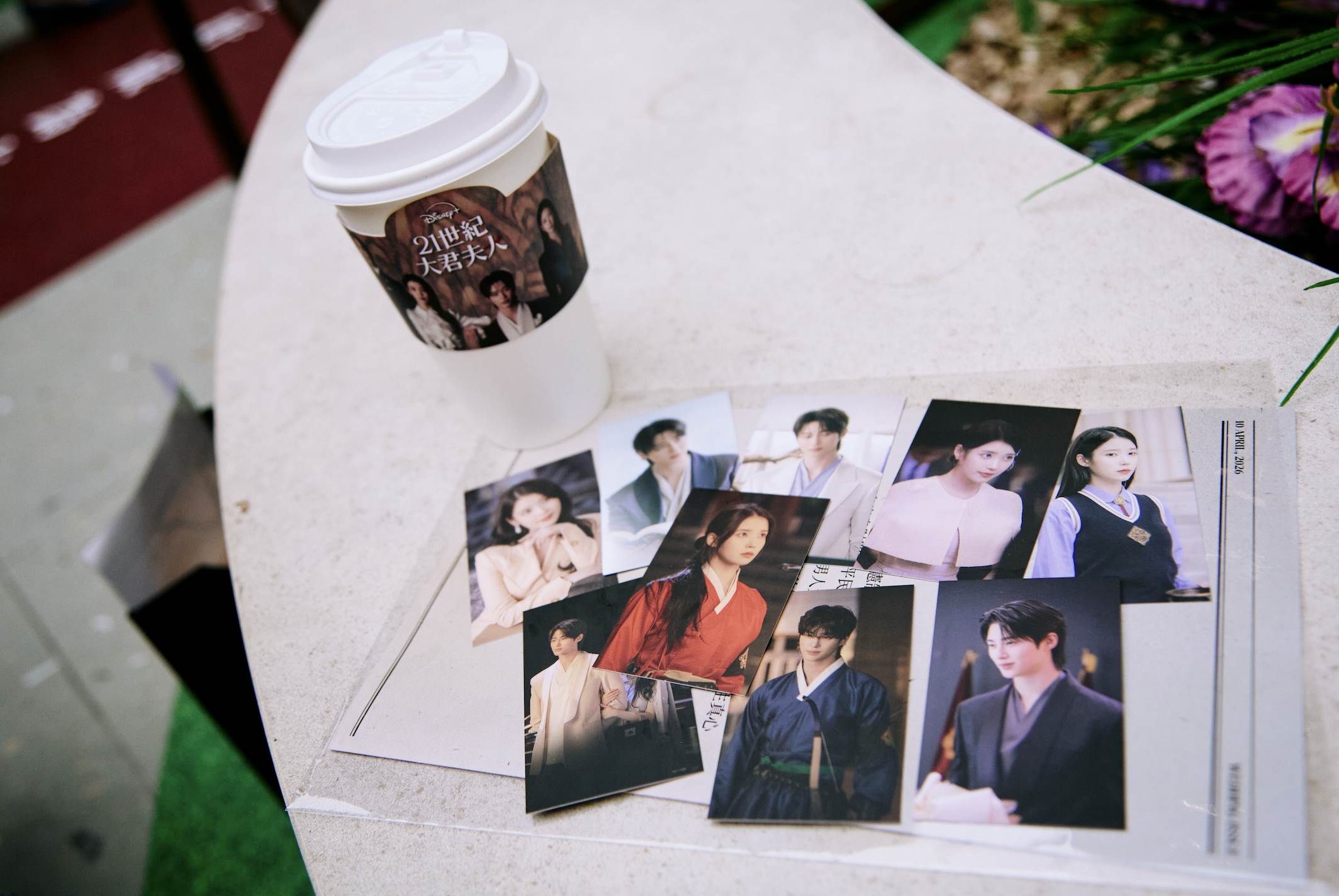 韓劇《21世紀大君夫人》沉浸式快閃店Disney+用戶有機會獲得「一套9張」的IU、邊佑錫《21世紀大君夫人》主題小卡。（圖／Disney+提供）