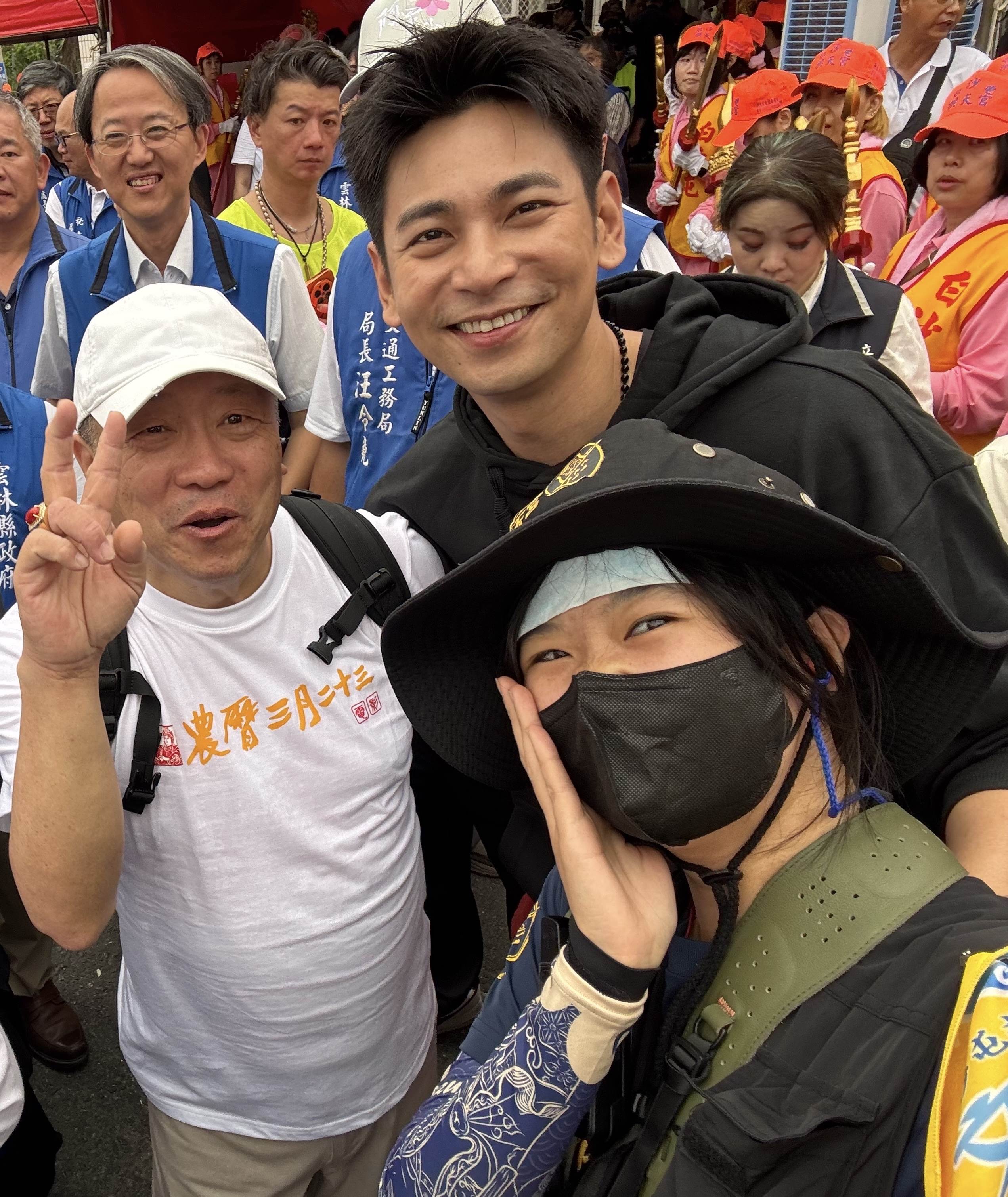 左起導演王重正、楊子儀挺進白沙屯《農曆三月二十三》電影收錄實景震撼人心。（圖／北投映像電影提供）