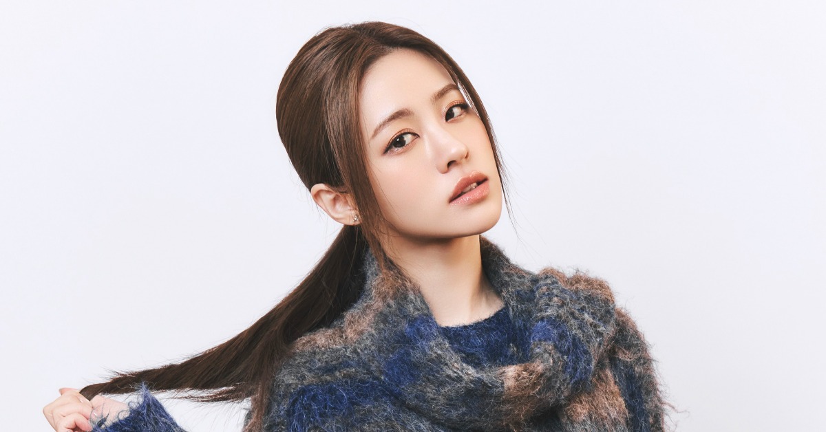 張語噥以藍色+咖啡色造型入鏡 趣稱「藍咖」諧音「爛咖」 用諧音梗告別感情上不值得的人。（圖／索尼音樂提供）