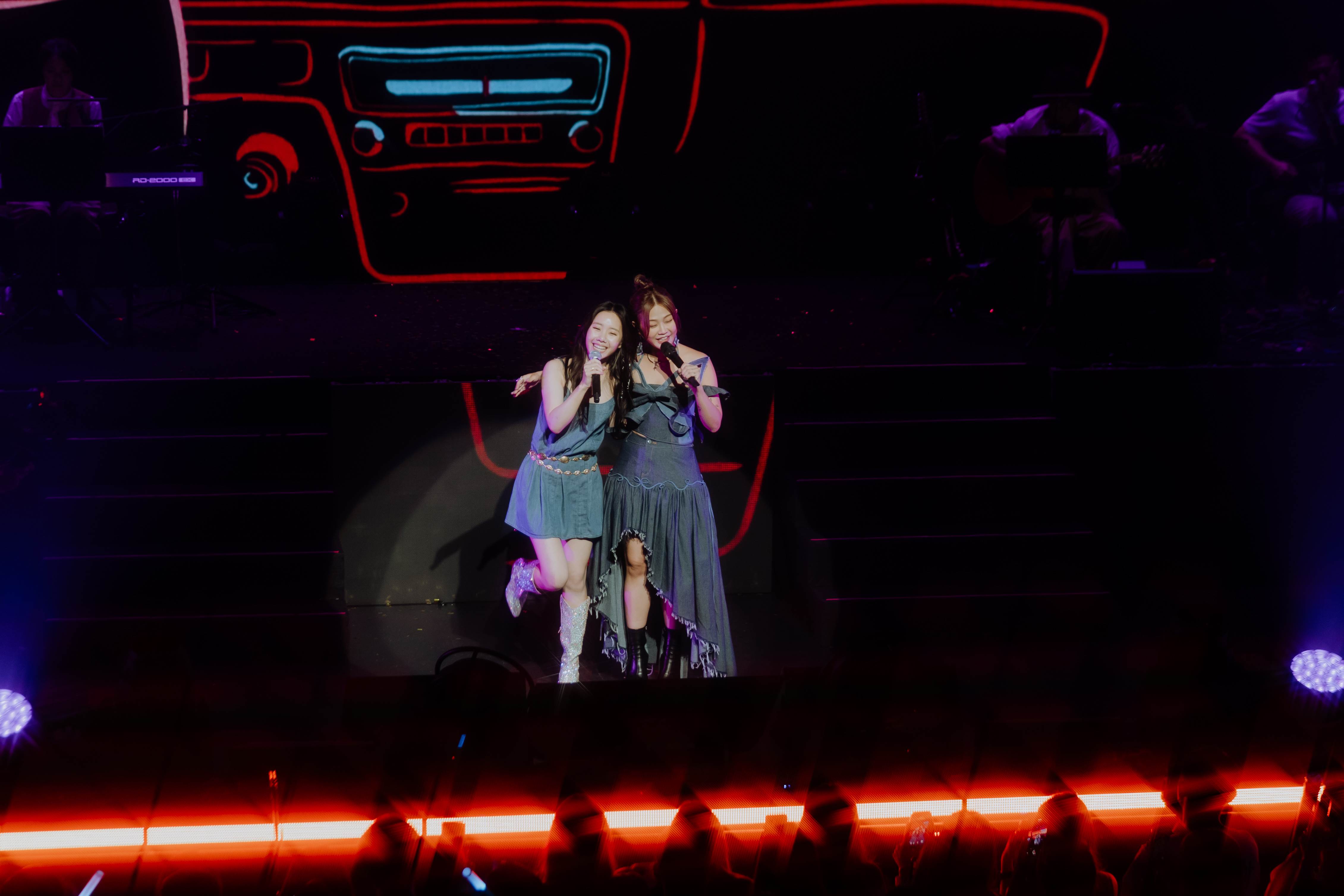 馬來西亞創作女聲DIOR大穎巡演台北站DAY 1和<a href='https://star.ebc.net.tw/search/tags/吳嘉琪/' target='_blank'>吳嘉琪</a>同台演出。（圖／KKLIVE提供）