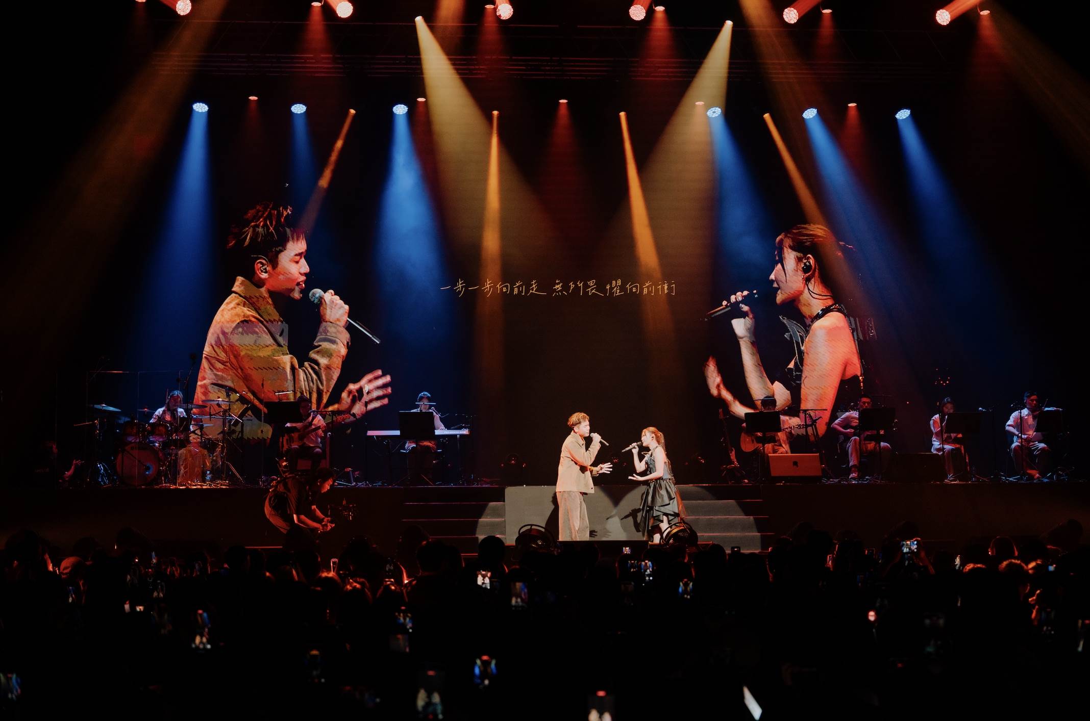 馬來西亞創作女聲DIOR大穎巡演台北站DAY 1和奐文同台演出。（圖／KKLIVE提供）