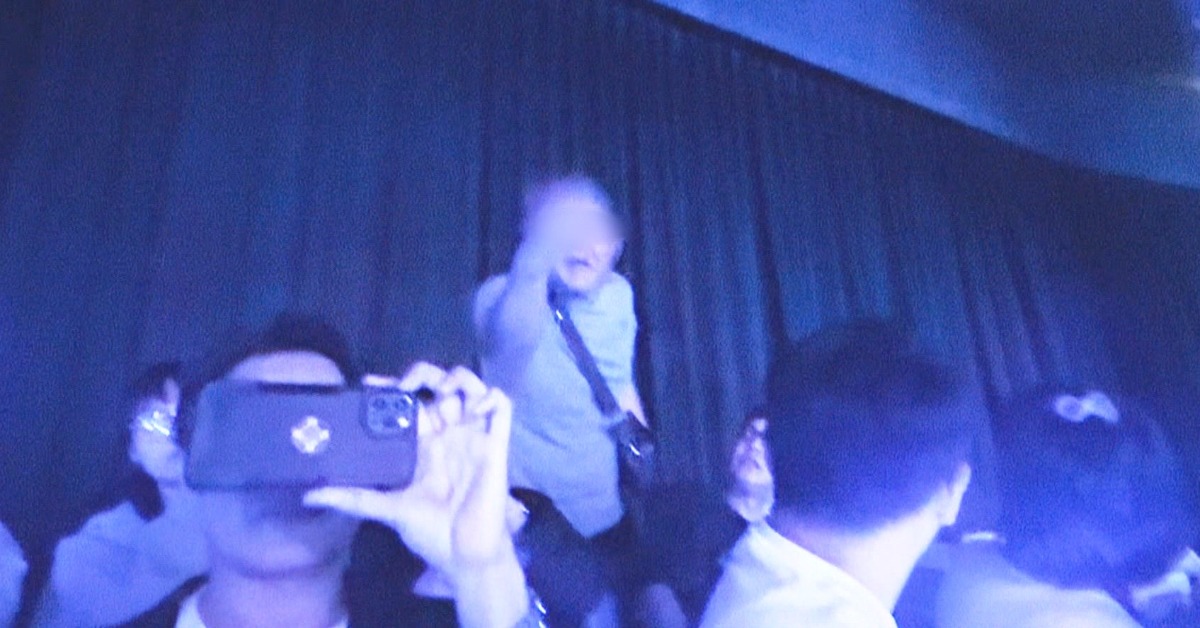 男子起身離開座位，沒過多久又繞回來叫囂。（圖／東森新聞）