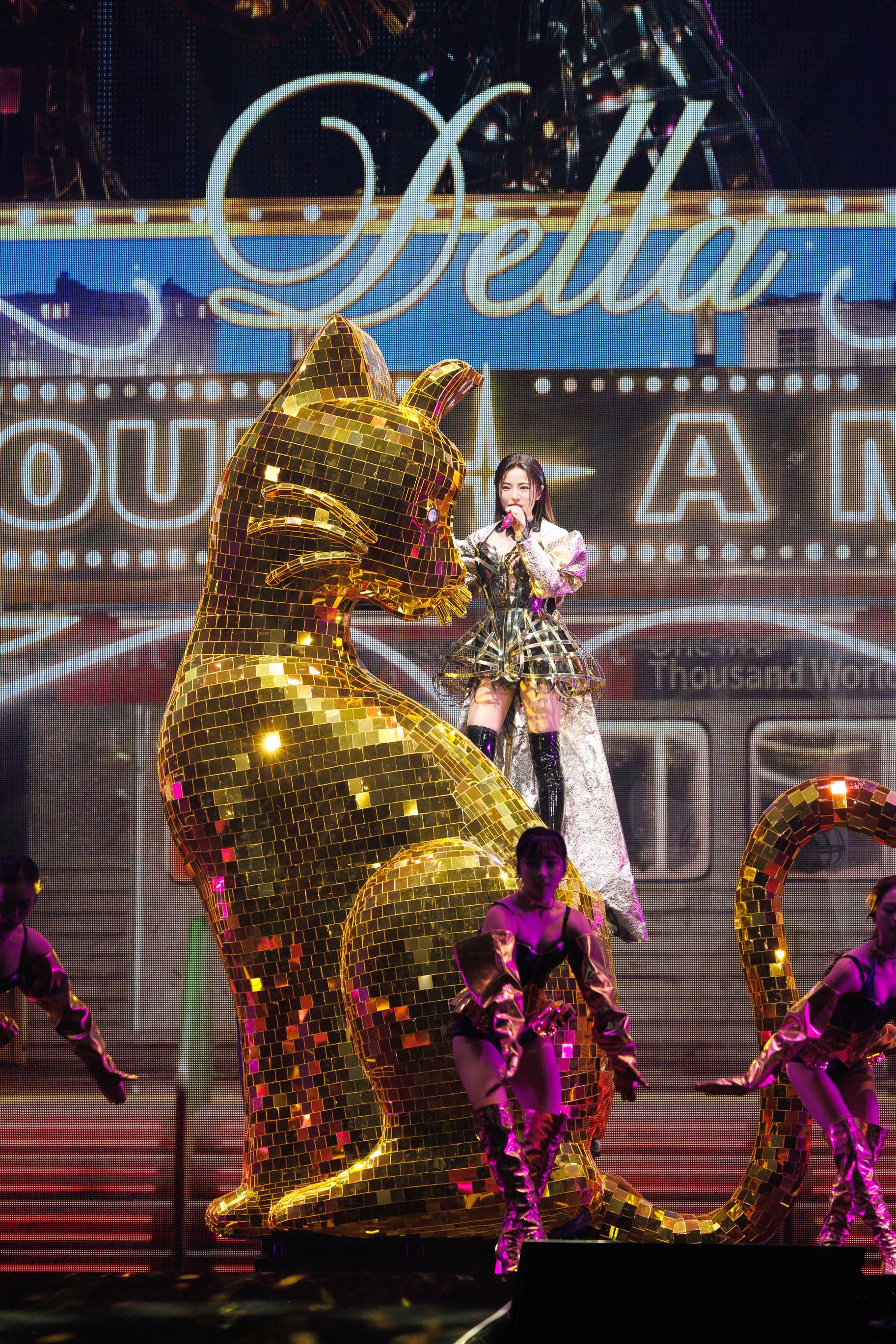 丁噹登3.5米巨型夜貓閃亮登場 &nbsp;金光閃閃開啟高雄《夜遊》不夜城。（圖／相信音樂提供）