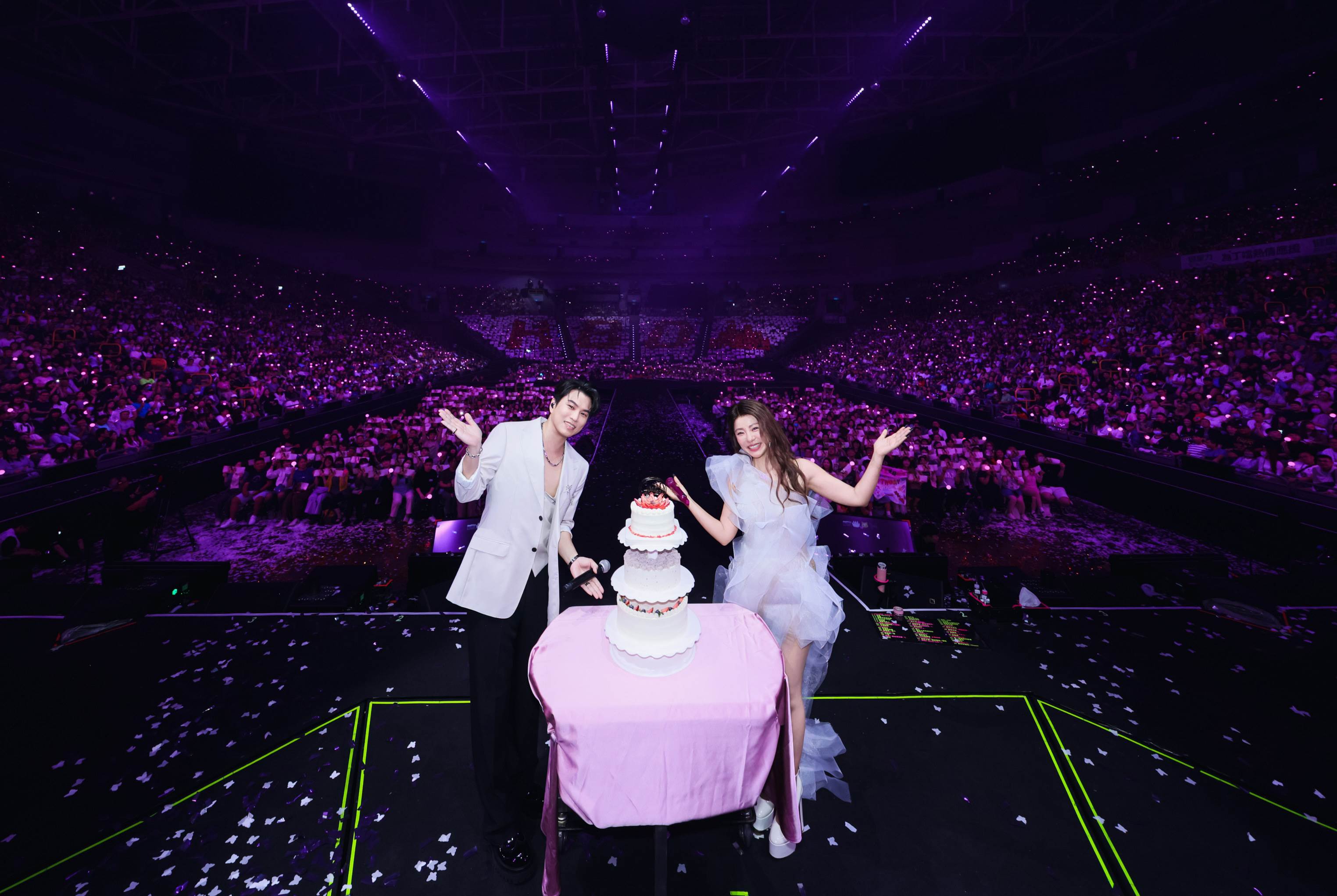 <a href='https://star.ebc.net.tw/search/tags/蕭景鴻/' target='_blank'>蕭景鴻</a>送上婚禮用三層蛋糕祝丁噹早日找到好對象。（圖／相信音樂提供）