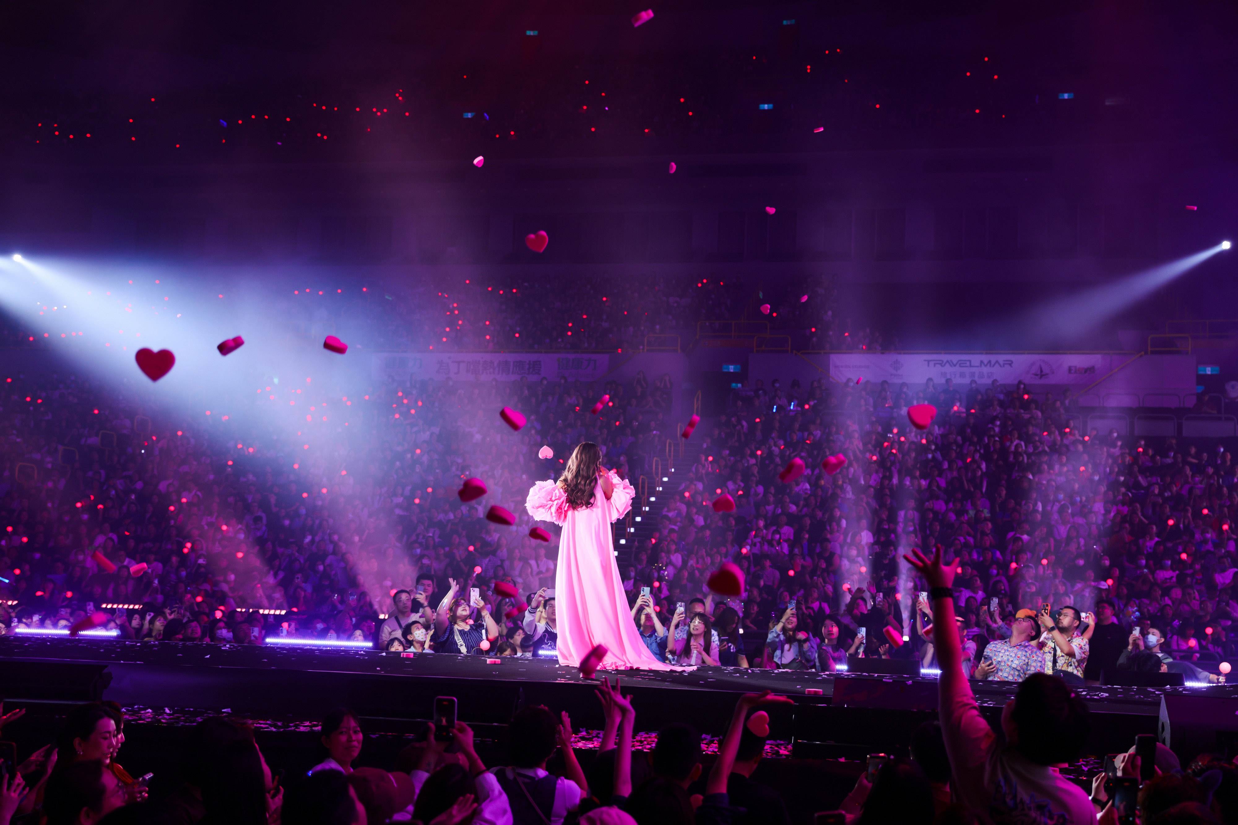 丁噹獻上「真心」送歌迷，訂製「敢愛，最幸福」愛心海綿從天而降。（圖／相信音樂提供）