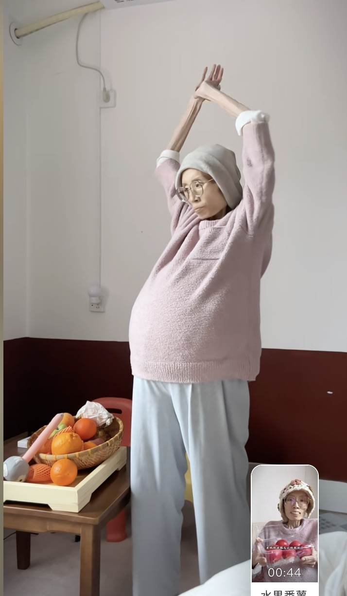 抗癌網紅廖大雁因為腫瘤集中在腹腔生長，腹部隆起讓她坦言從一個花季少女變成「待產孕婦」一樣。（圖／翻攝自抖音）