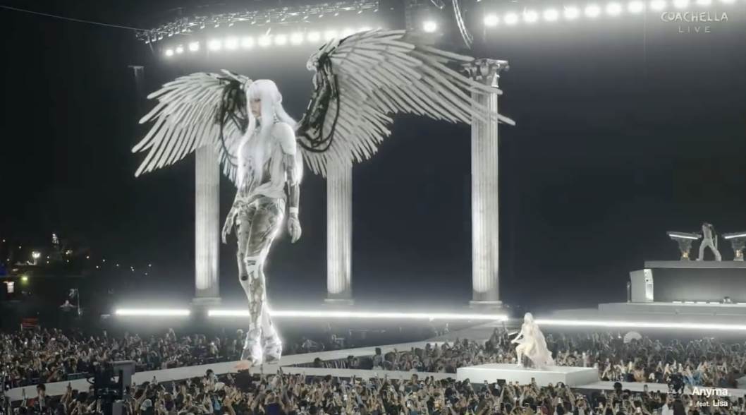 南韓女團BLACKPINK成員Lisa以登上科切拉音樂節（Coachella），以科技讓螢幕中的大天使走出來。（圖／翻攝自Coachella YouTube）
