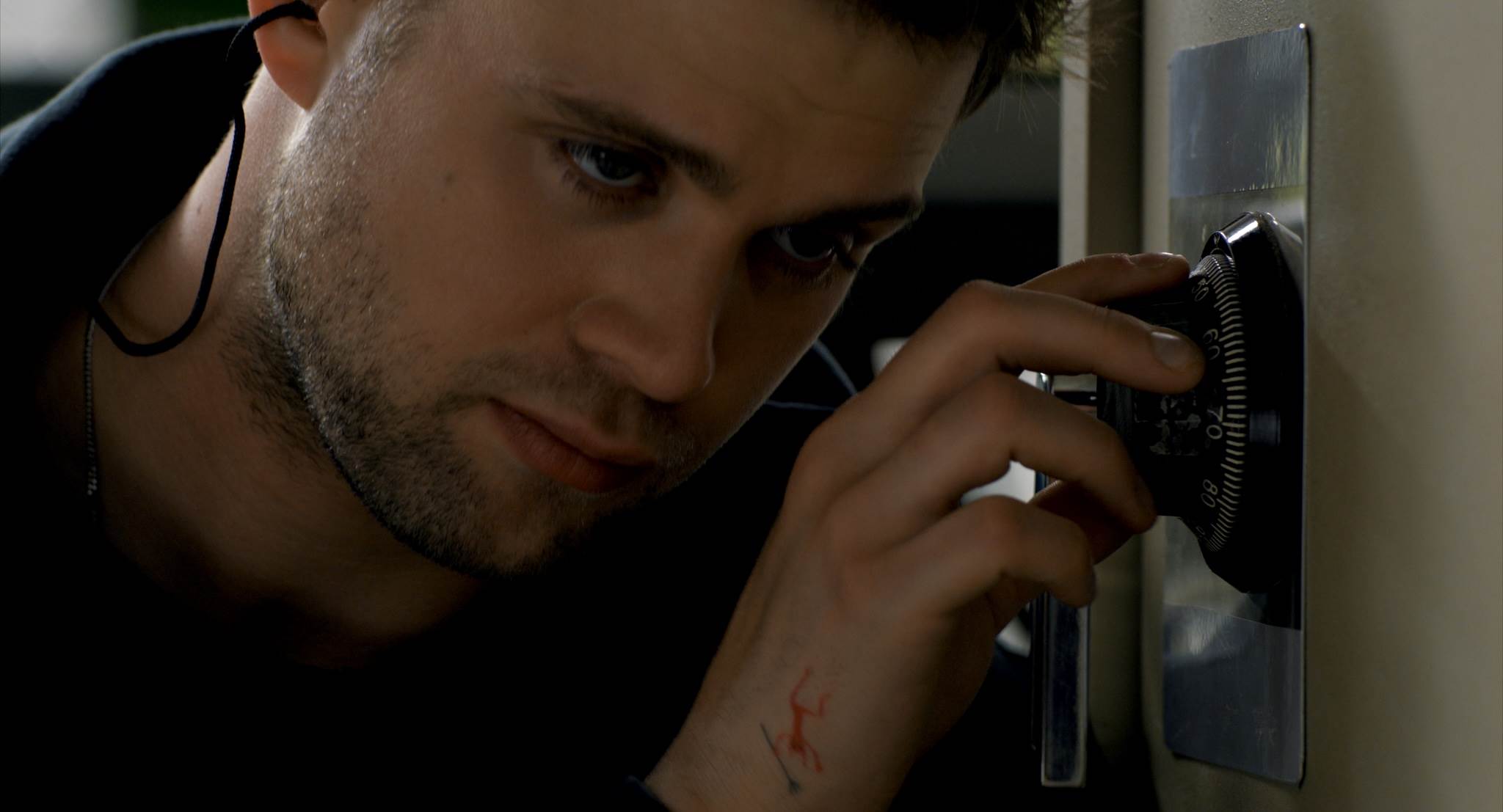 英倫小鮮肉李奧伍道爾化身天才調音師「用耳朵犯罪」。（圖／CATCHPLAY+）