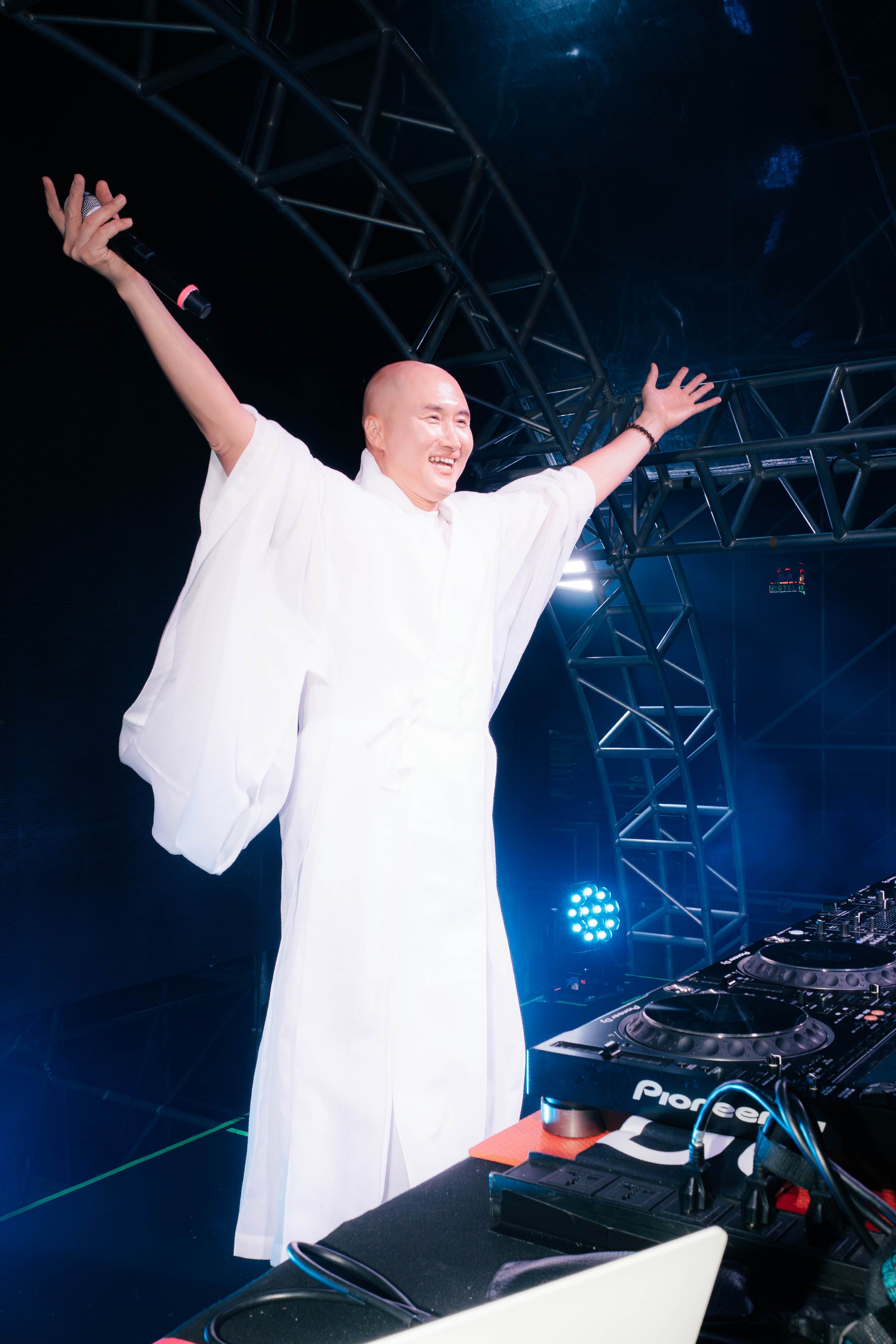 韓國「電音和尚」<a href='https://star.ebc.net.tw/search/tags/日進大師/' target='_blank'>日進大師</a>擔任嘉賓參加《2026 MONSTER E-TIYALAND》臺東電音派對。（圖／臺東縣政府民政處提供）