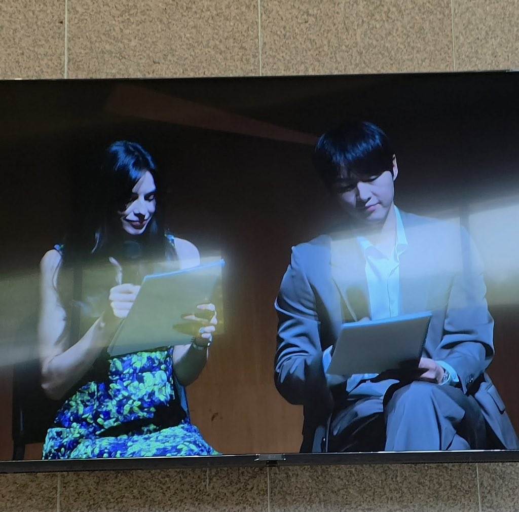 南韓男星宋仲基和<a href='https://star.ebc.net.tw/search/tags/妻子/' target='_blank'>妻子</a>凱蒂·露易絲·桑德斯（Katy Louise Saunders）一起出席活動。（圖／翻攝自X）