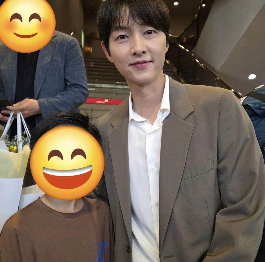 南韓男星宋仲基和妻子凱蒂·露易絲·桑德斯（Katy Louise Saunders）一起出席活動，並和小孩們合照被網友分享。（圖／翻攝自X）