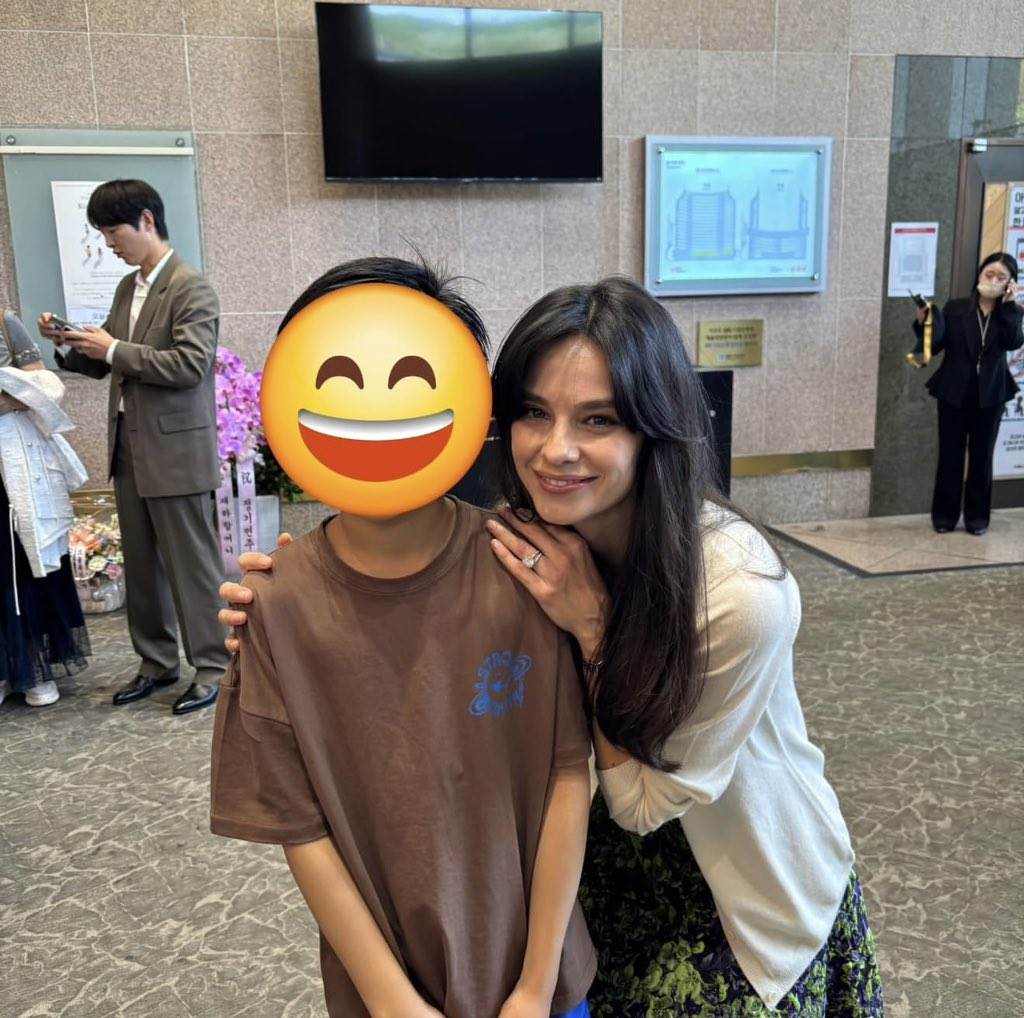 南韓男星宋仲基和妻子凱蒂·露易絲·桑德斯（Katy Louise Saunders）一起出席活動，並和小孩們合照被網友分享。（圖／翻攝自X）