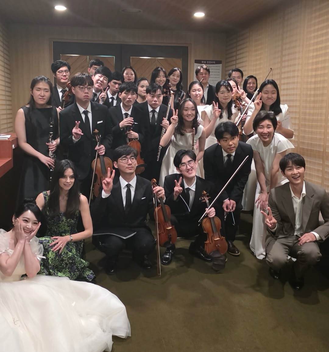 音樂劇演員金素賢和主持人張聖圭一樣出席音樂會，分享了和樂團Gaon Soloists的合照。（圖／翻攝自金素賢、張聖圭IG）