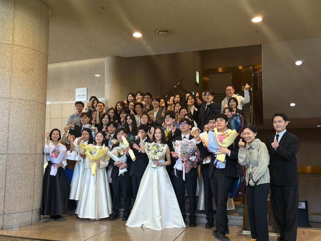 音樂劇演員金素賢和主持人張聖圭一樣出席音樂會，分享了和樂團Gaon Soloists的合照。（圖／翻攝自金素賢、張聖圭IG）