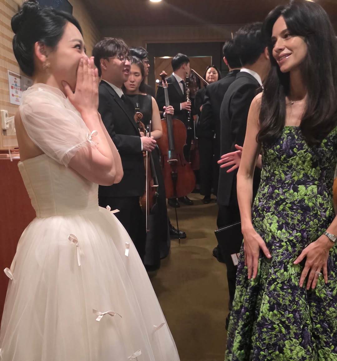 音樂劇演員金素賢分享遇到宋仲基妻子凱蒂時候，驚艷的模樣讓大眾討論凱蒂到底有多美。（圖／翻攝自金素賢IG）