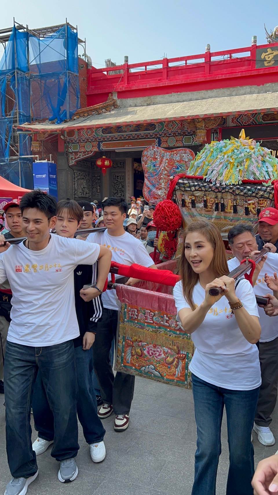 導演王重正與楊子儀、梁佑南一起擔任神轎班志工，參與抬轎的任務。（圖／北投映像電影）