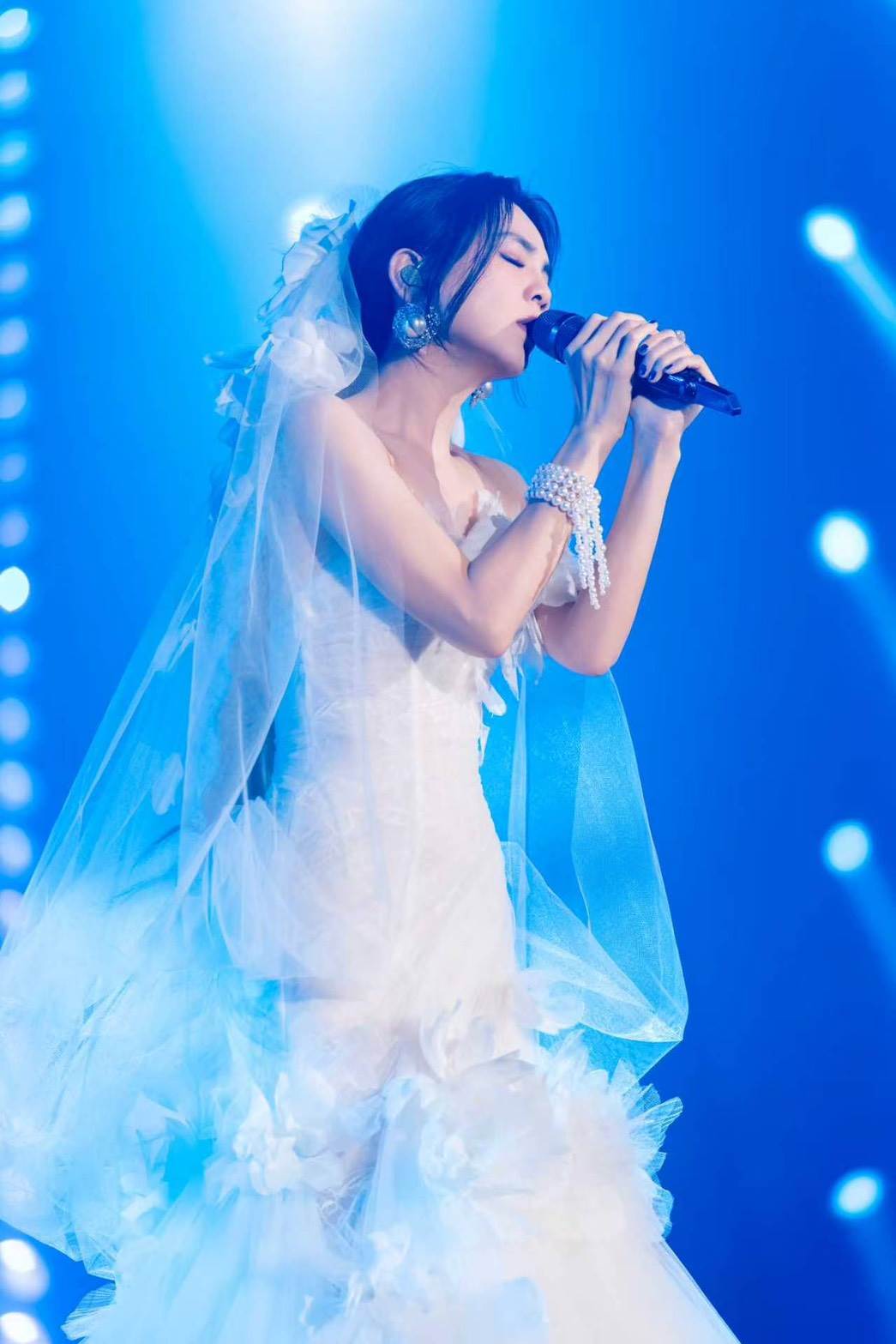 Ella（陳嘉樺）個人巡迴演唱會《It’s Me 艾拉主意》以一襲白色婚紗長裙、搭配頭紗全新造型現身。（圖／勁樺娛樂提供）