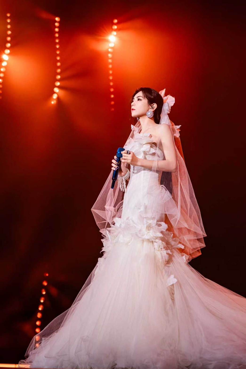 Ella（陳嘉樺）個人巡迴演唱會《It’s Me 艾拉主意》首次披上浪漫白紗在舞台上演出。（圖／勁樺娛樂提供）